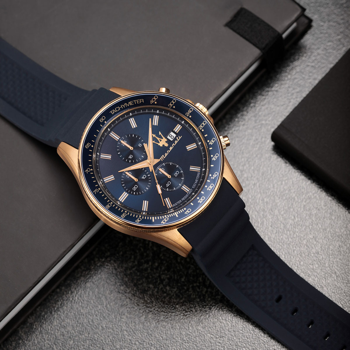 Montre MASERATI homme acier doré jaune bracelet silicone bleu