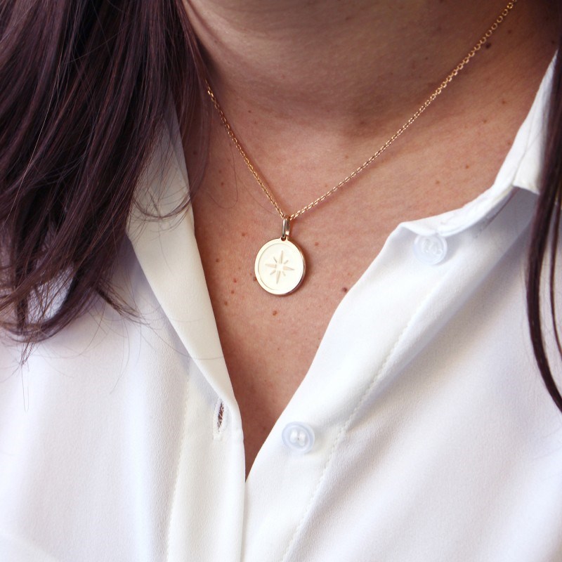 Collier médaille rose des vents plaqué or femme - gravure MAMAN CHÉRIE