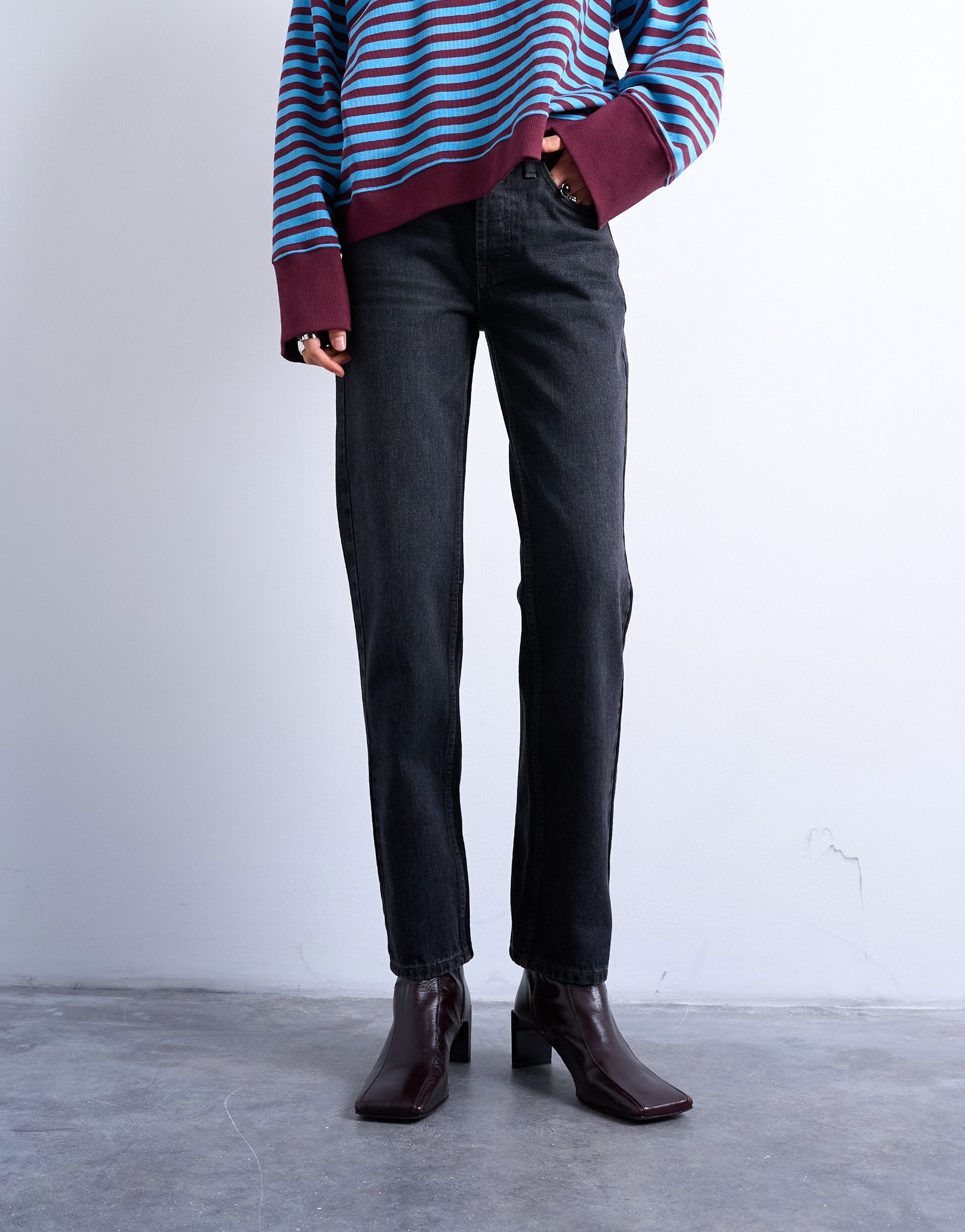 TSRUNWAY Mid rise Straight fit Jeans