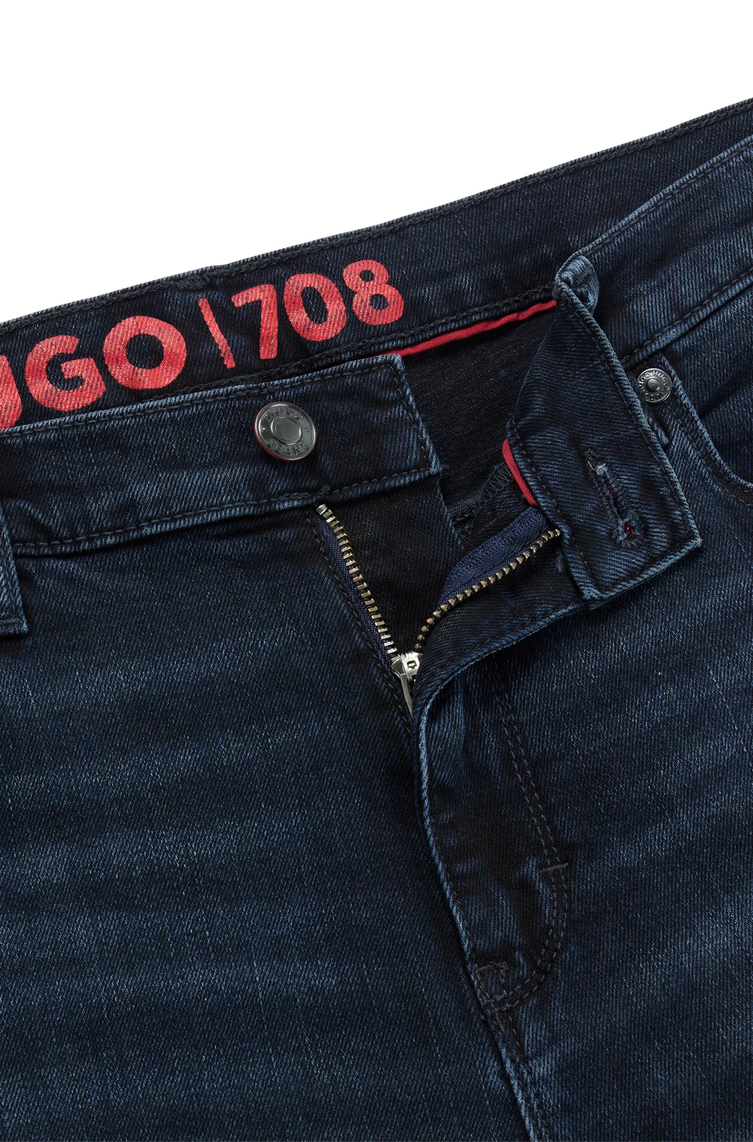 Calça jeans HUGO vermelha, corte slim, em denim stretch azul-preto.