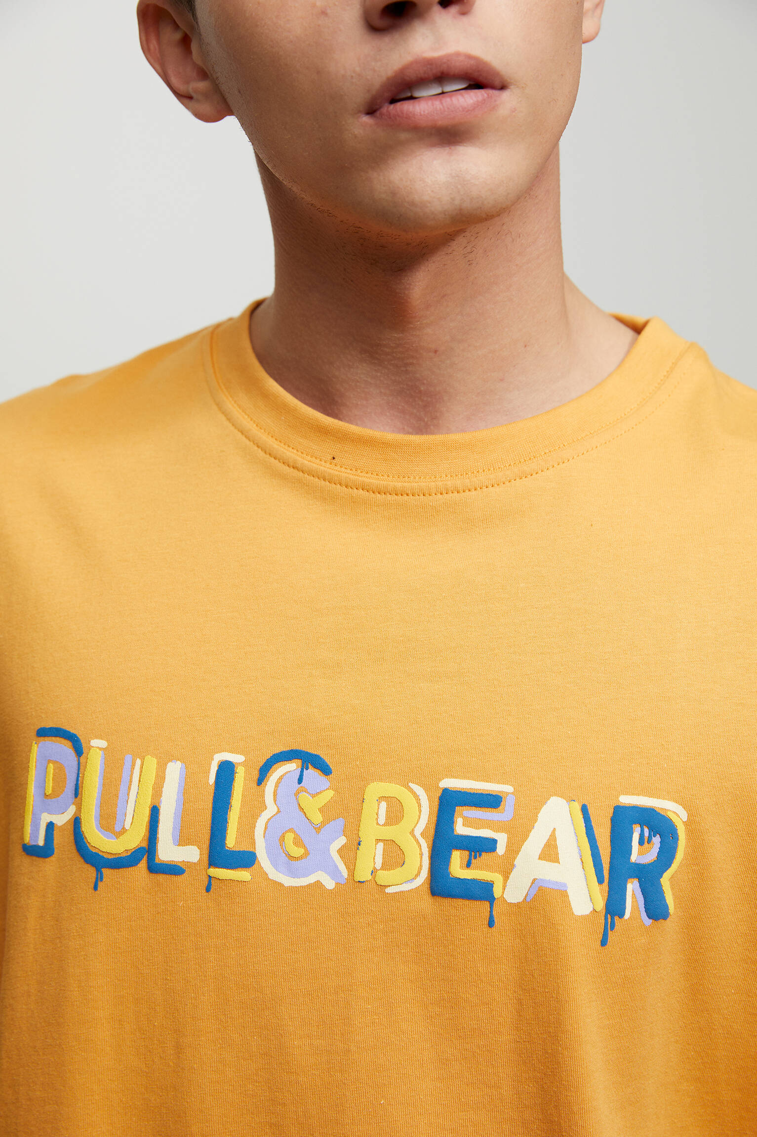 Camiseta com o logotipo da Pull&Bear - Mostarda