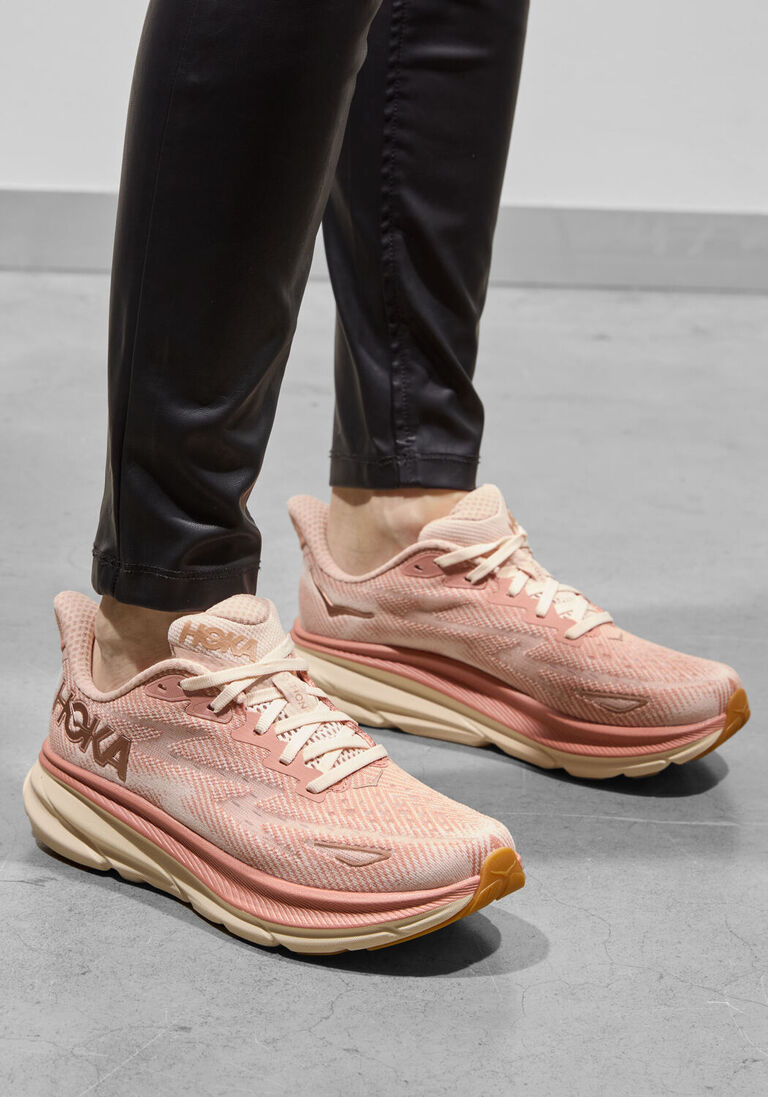 roze hoka lage sneakers clifton 9