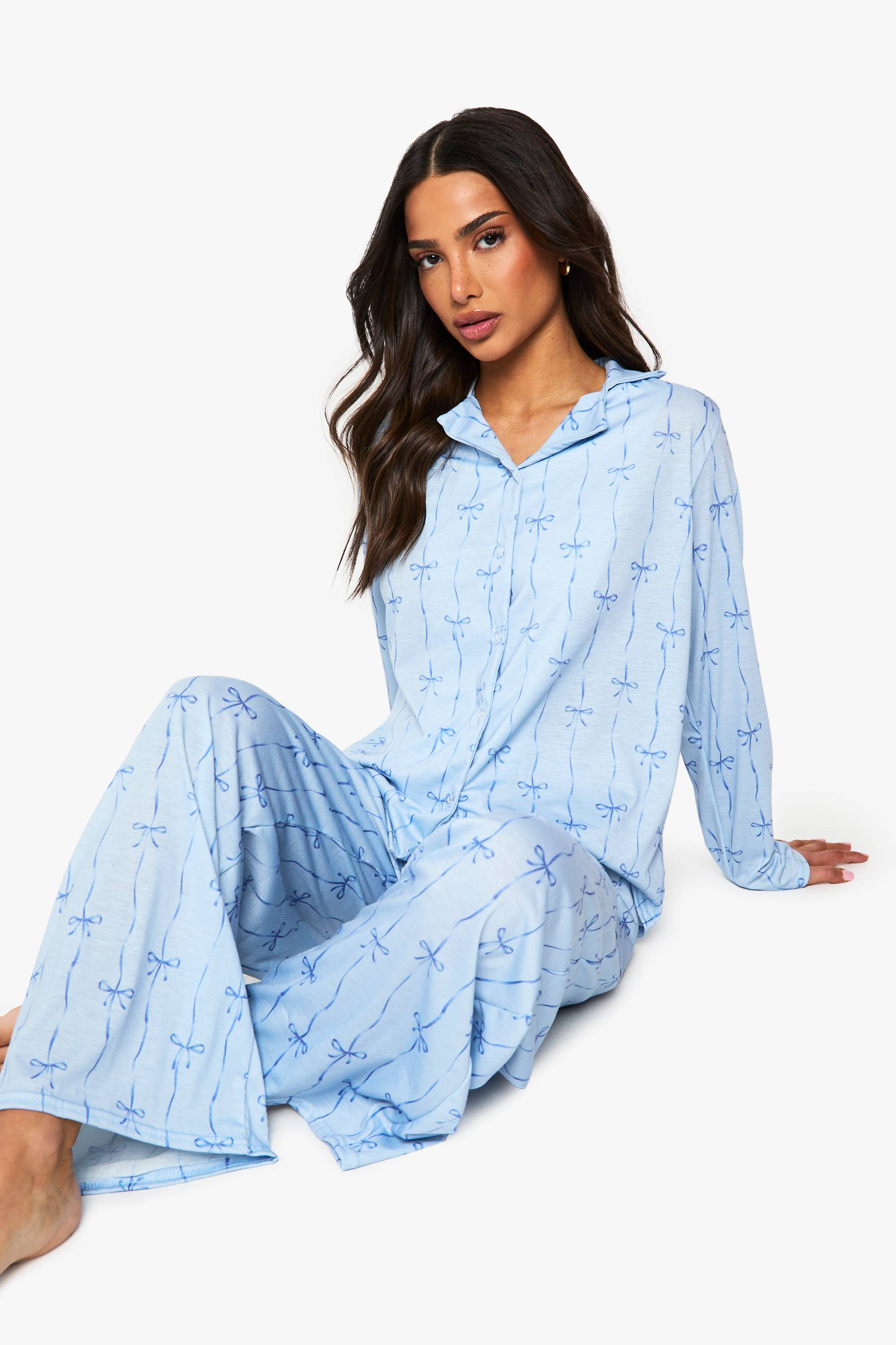 boohoo Petite Pyjama Ensemble Chemise à Manches Longues & Pantalon à Motif Noeud