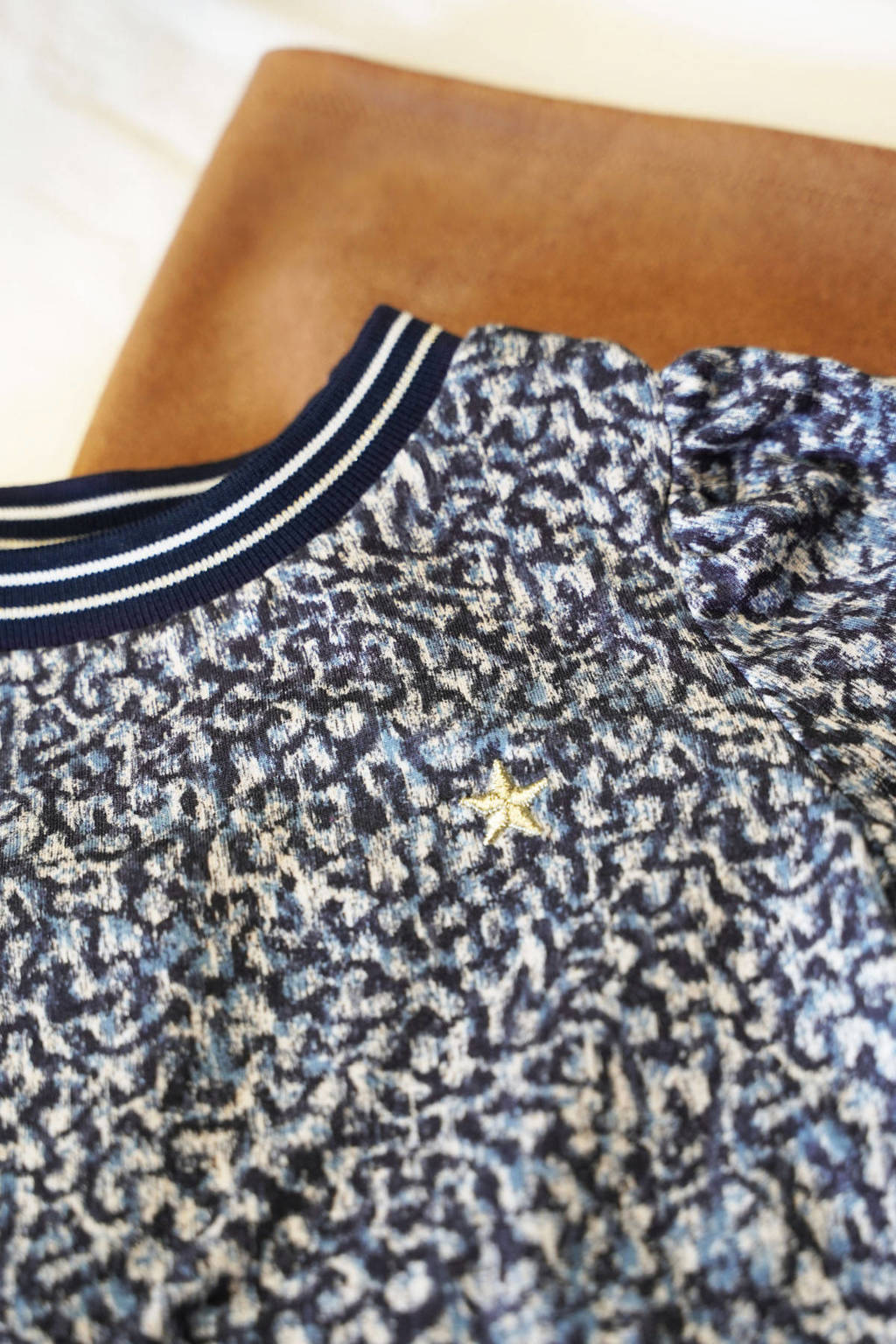 Like Flo jurk Maartje met all over print blauw/lichtbruin