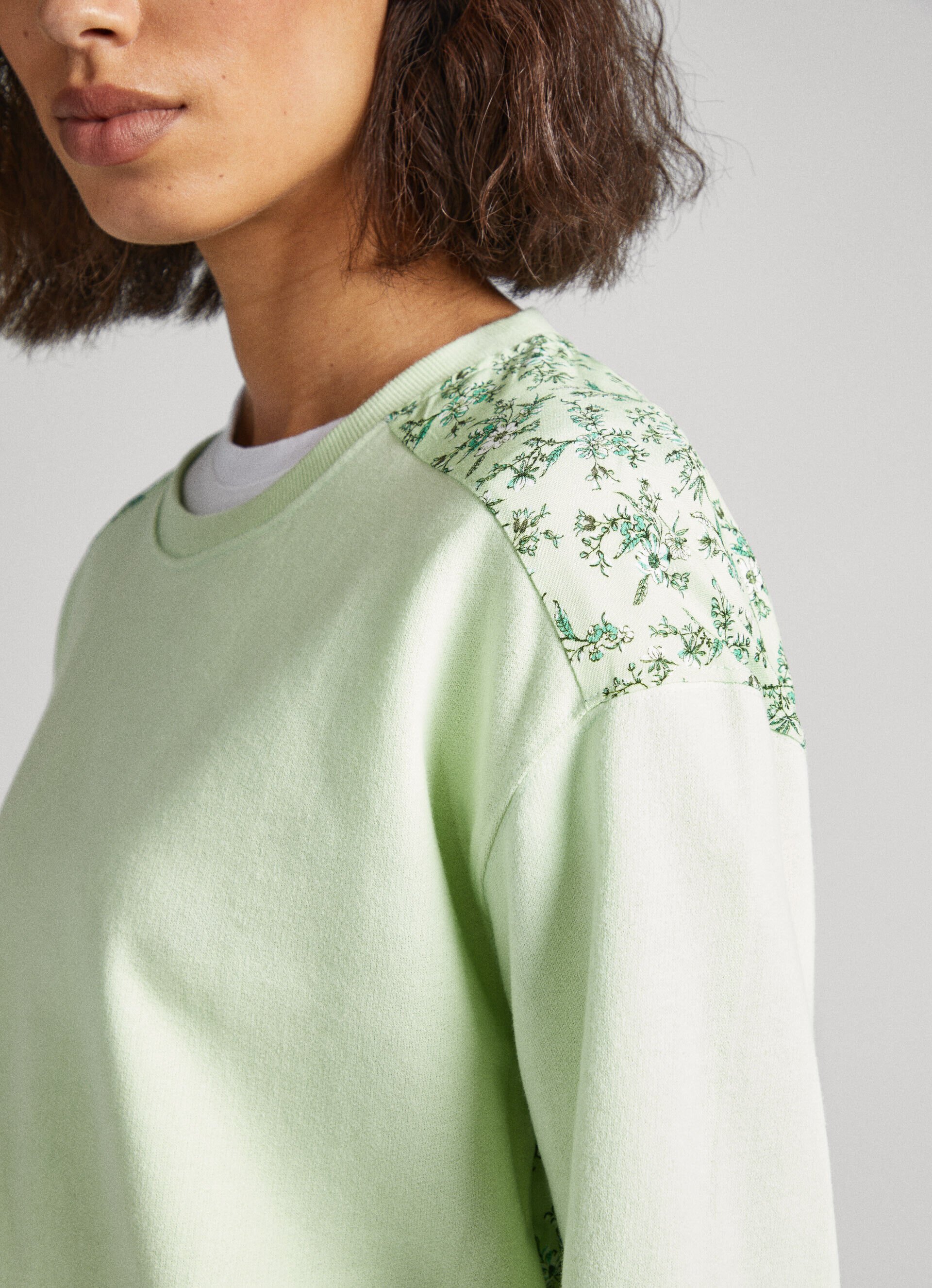 MOLETOM COM ESTAMPA FLORAL - verde claro