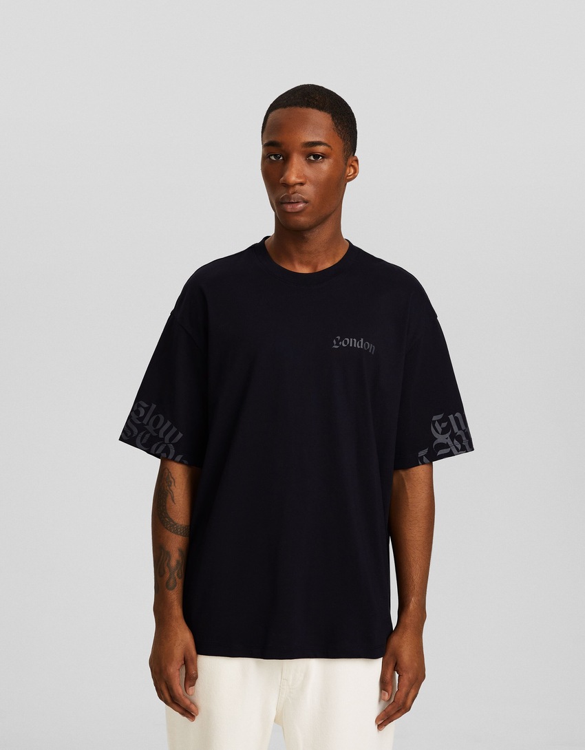 Camiseta de manga curta com estampa e modelagem quadrada