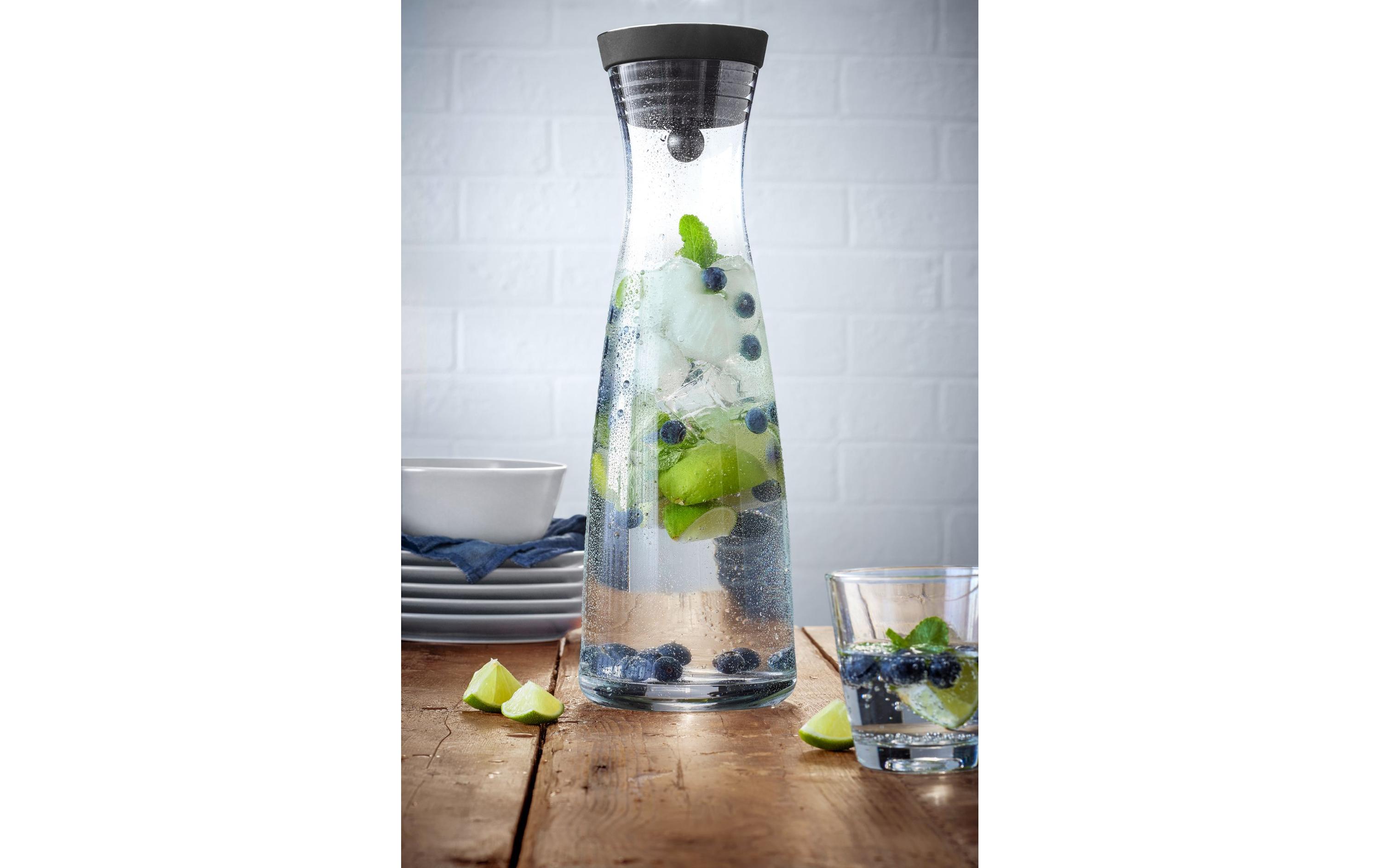 Karaffe Basic 1 l, Schwarz/TransparentWasserkaraffe öffnet und schliesst automatisch dank Close-Up Verschluss