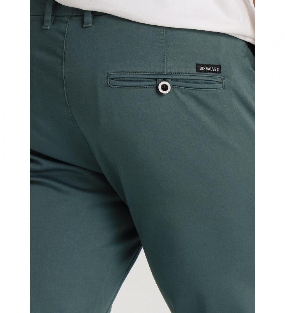 Calça chino de cetim Six Valves Slim Fit na cor verde.