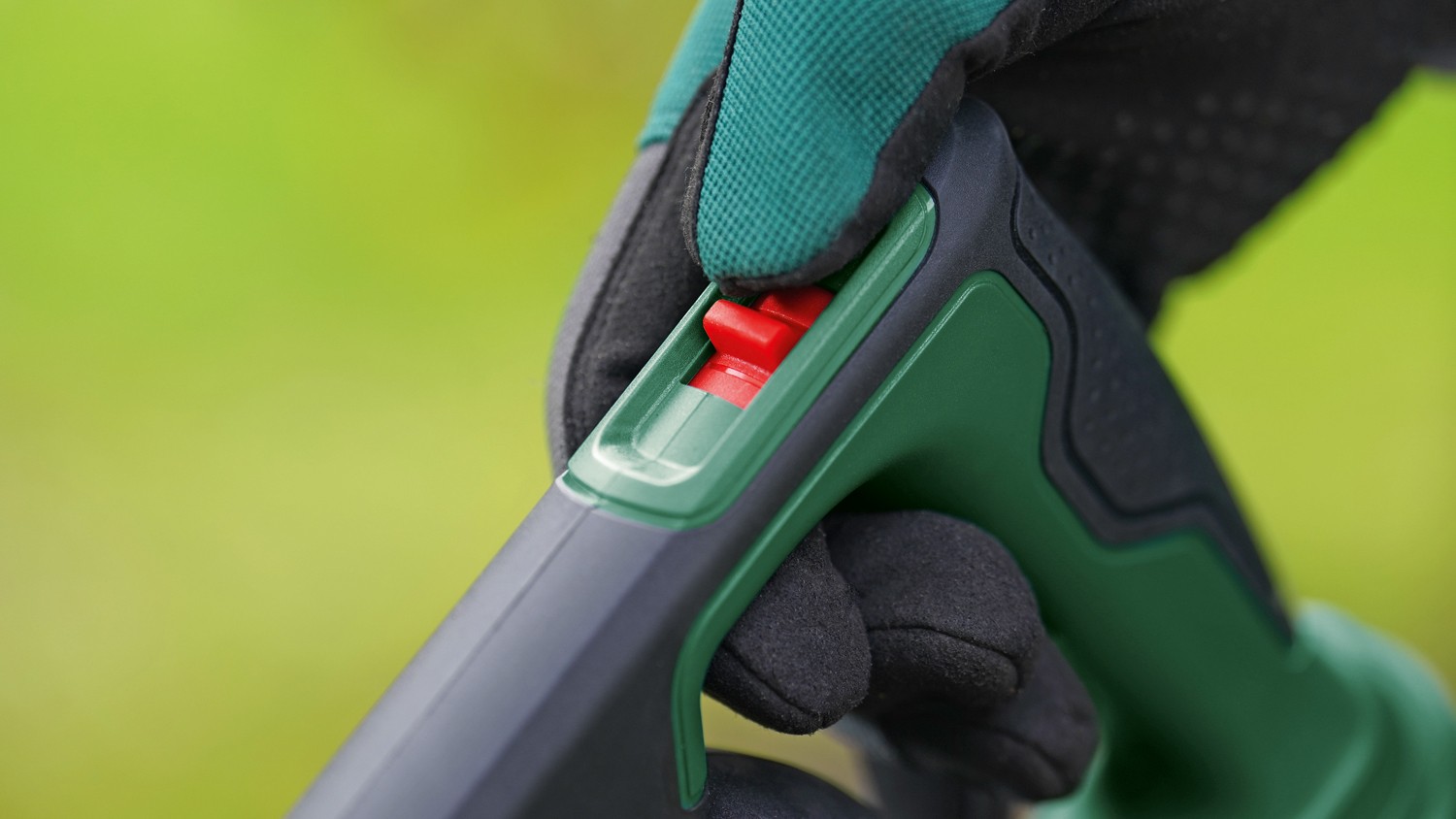 Bosch - Batteridrevet Løvblæser - Universal 18V-130 2.5AH ( Batteri & Lader Inkluderet )