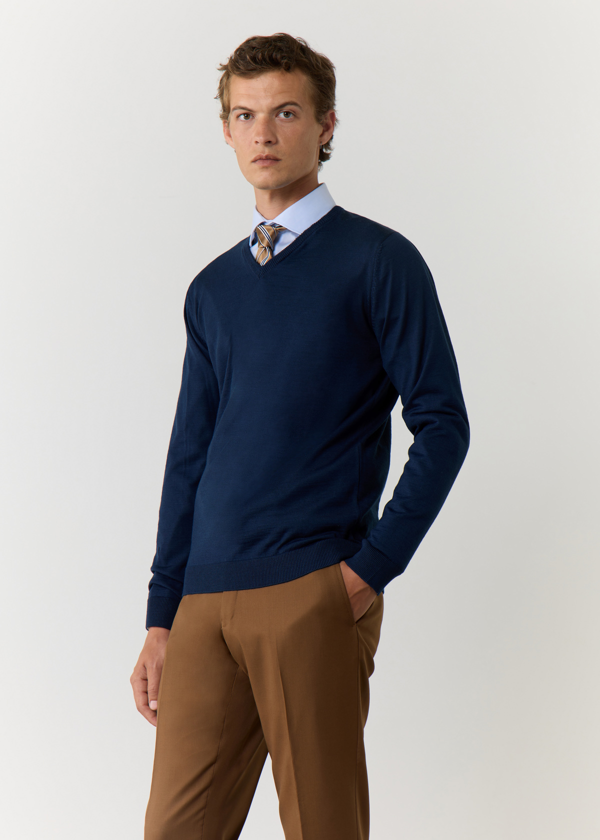 Pull col V en laine Mérinos mélangée unie bleu indigo