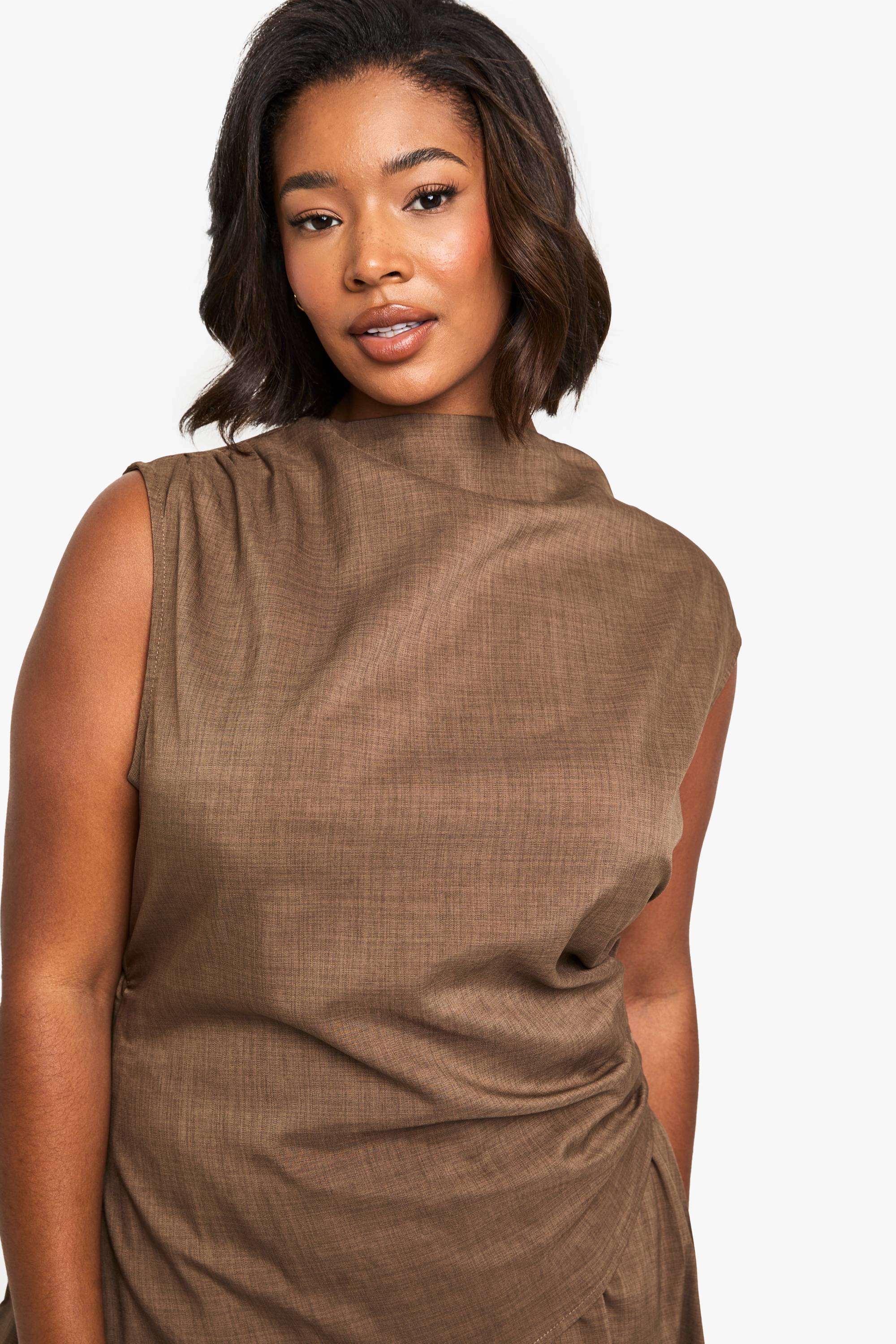 boohoo Robe patineuse à double couche et épaules froncées Plus
