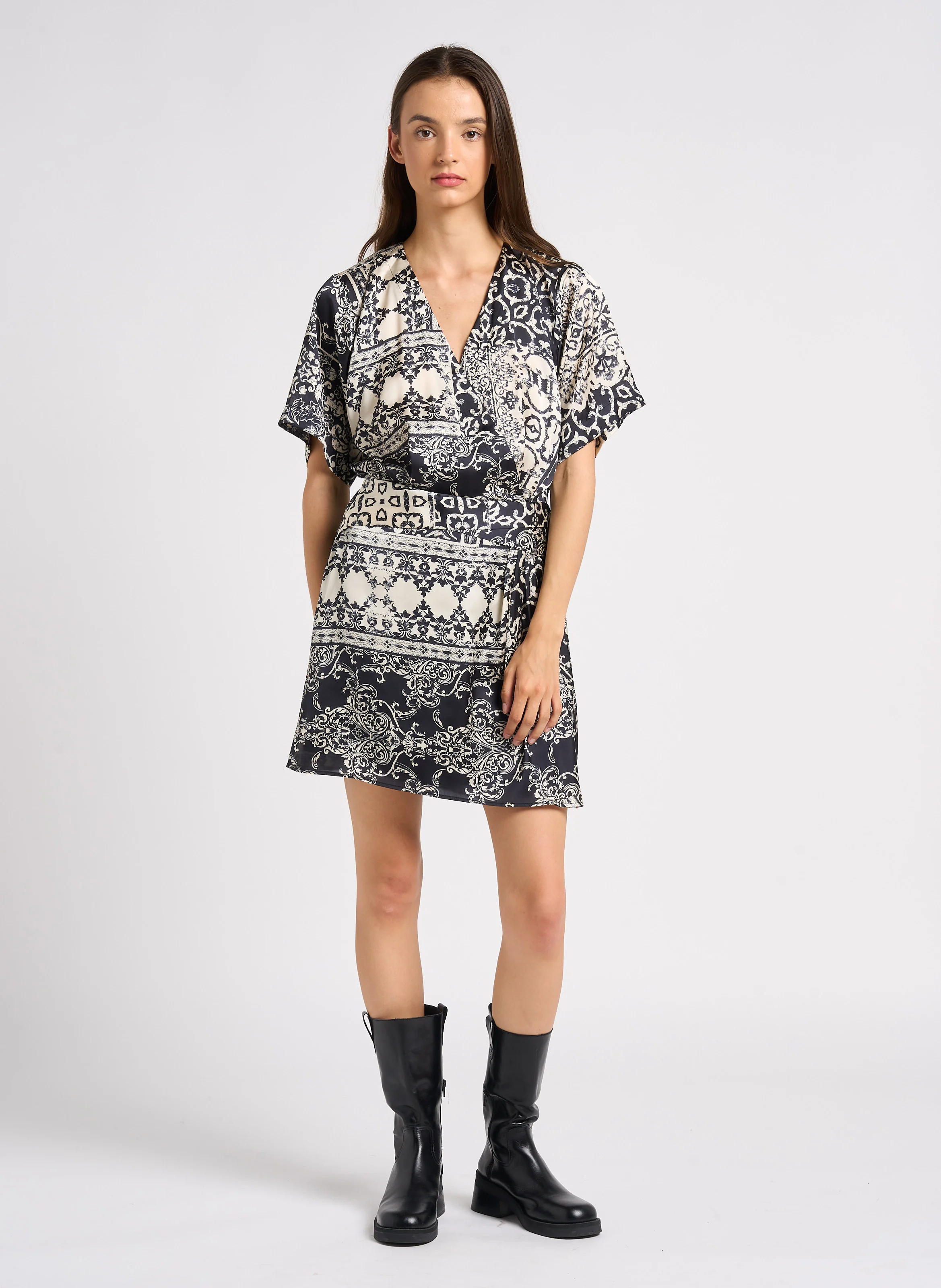 Robe courte col V imprimée | Noir