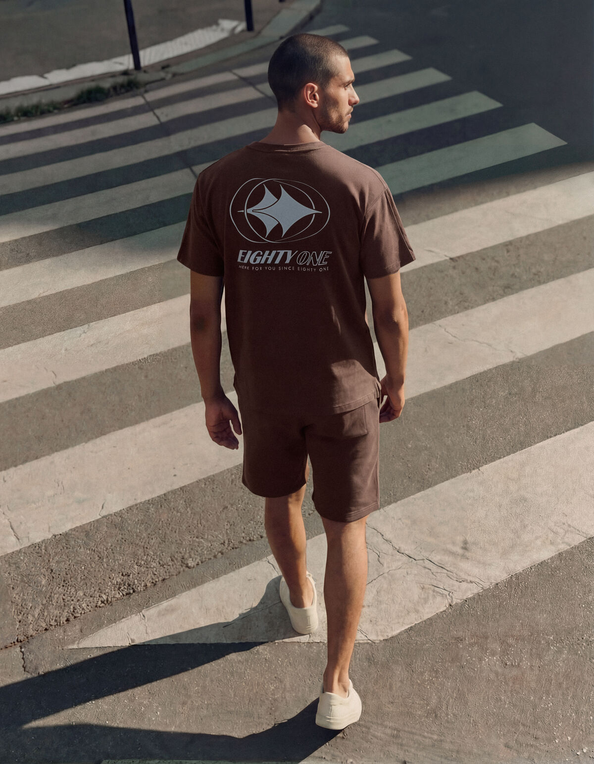 Eighty One Artwork T-shirt Donkerbruin