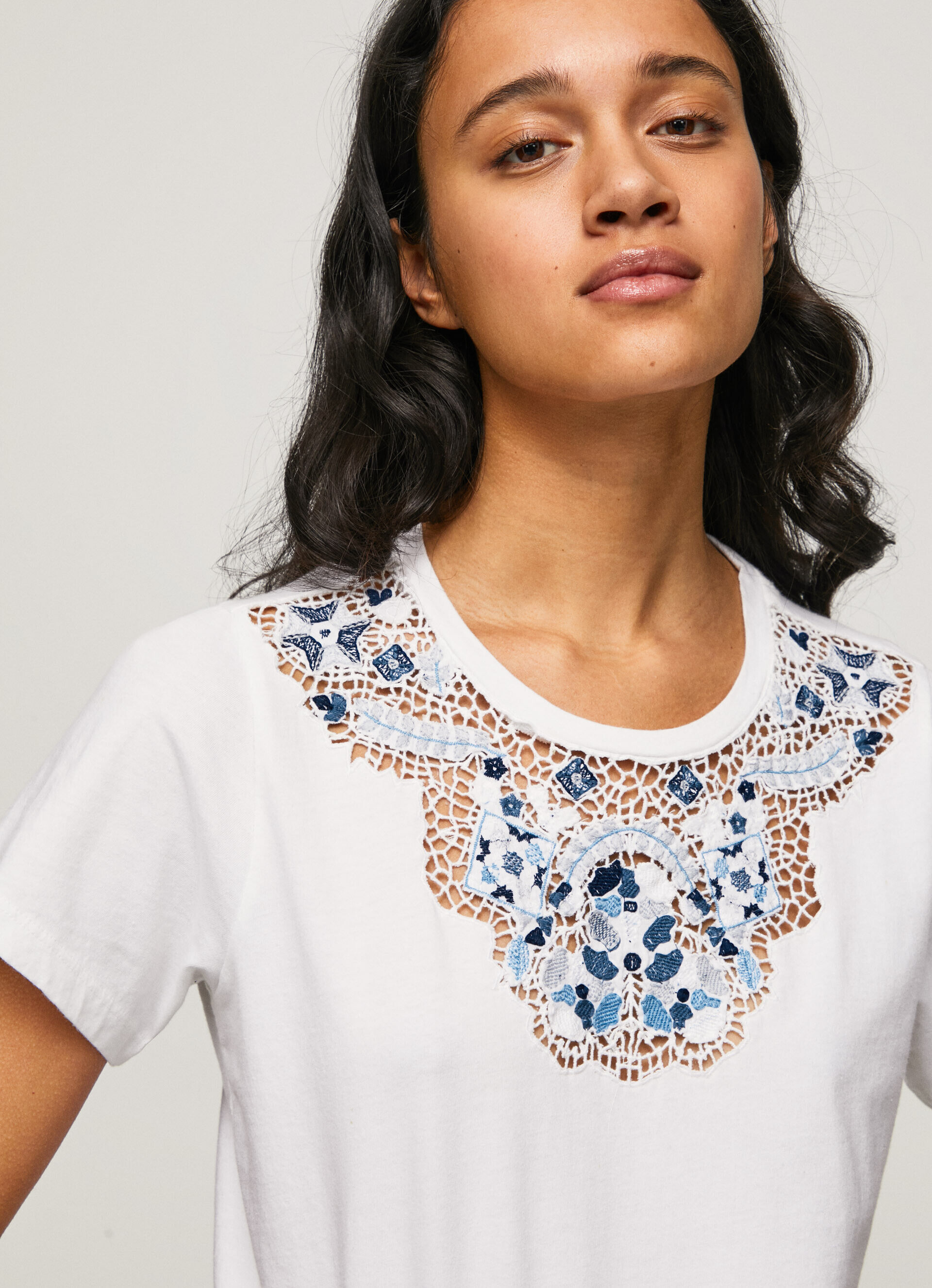 CAMISETA COM GOLA DE RENDA - branca