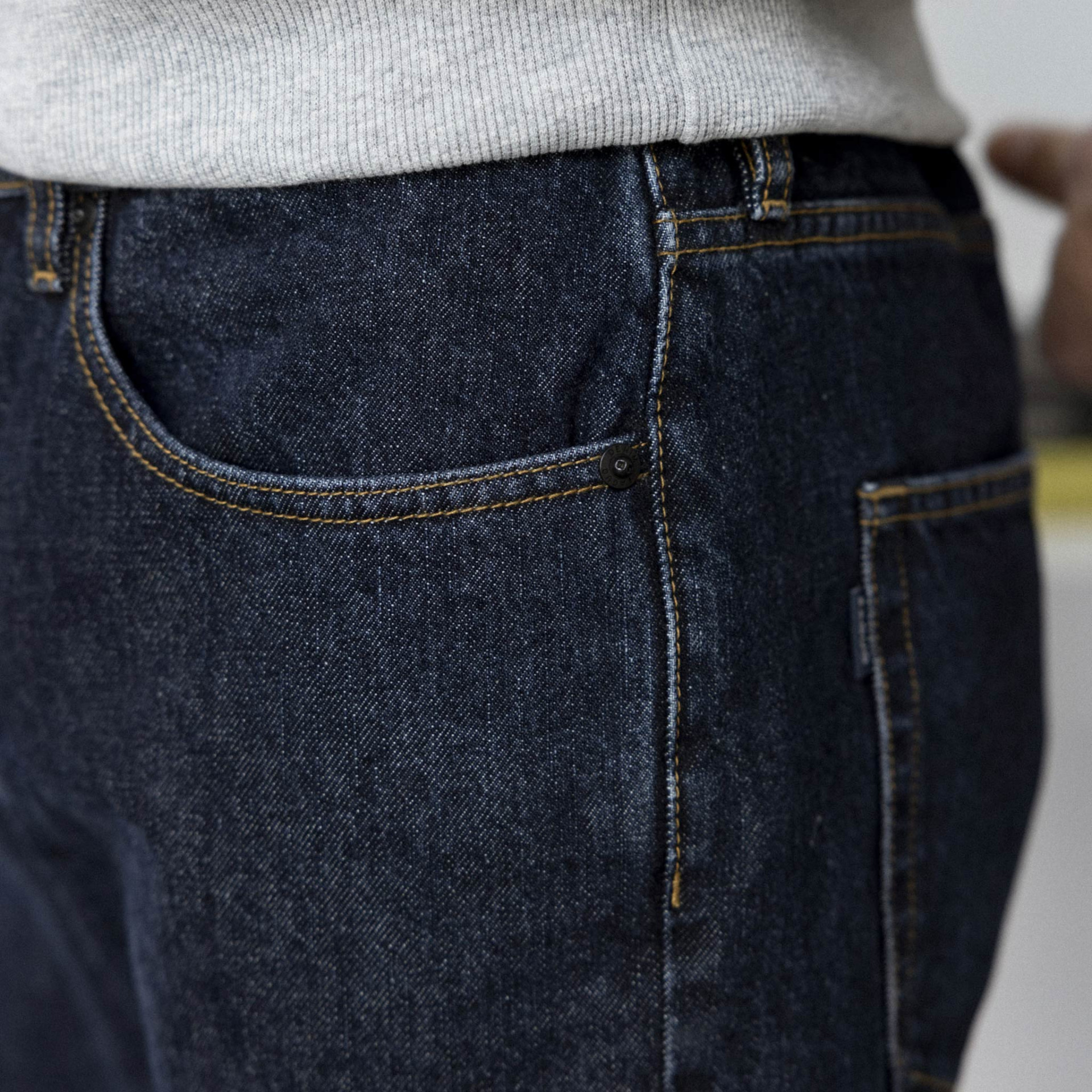 Jean denim brut coupe fuselée végan en coton et coton recyclé - modèle Tapered denim
