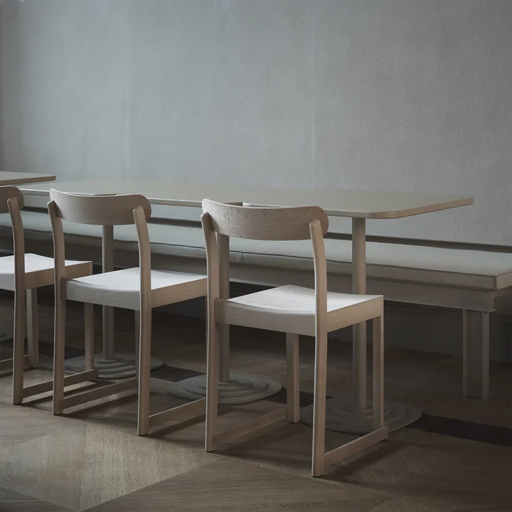 Artek - Atelier Chair, Buche schwarz lackiert (Filzgleiter)