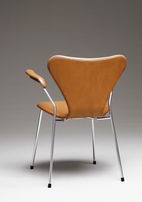 Fritz Hansen Vlinderstoel Series 7 stoel met armleuningen gelakt, zwart