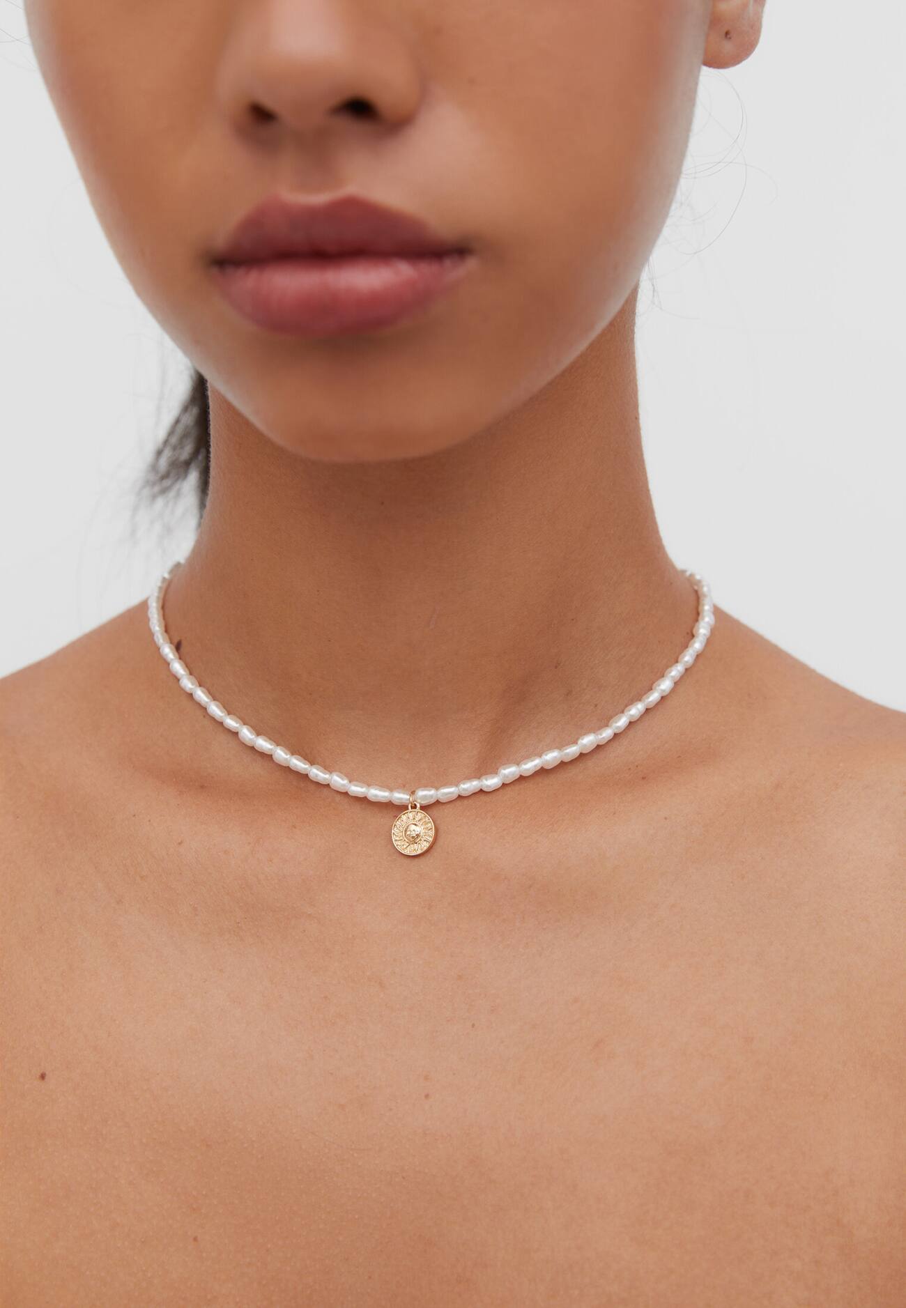Conjunto de 4 colares com pingente de sol e pérolas artificiais.