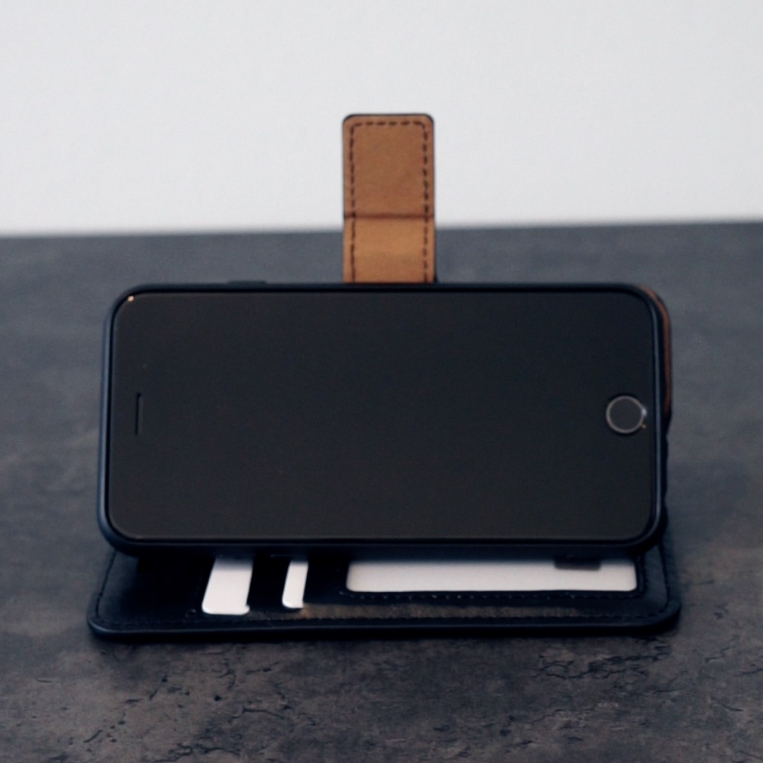 iPhone SE (2022/2020) / 8 / 7 Leder Tasche mit Kartenfächer   Magnetische Schutzhülle - Schwarz (Glanz)