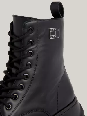 Botas de cano médio robustas em couro com travas