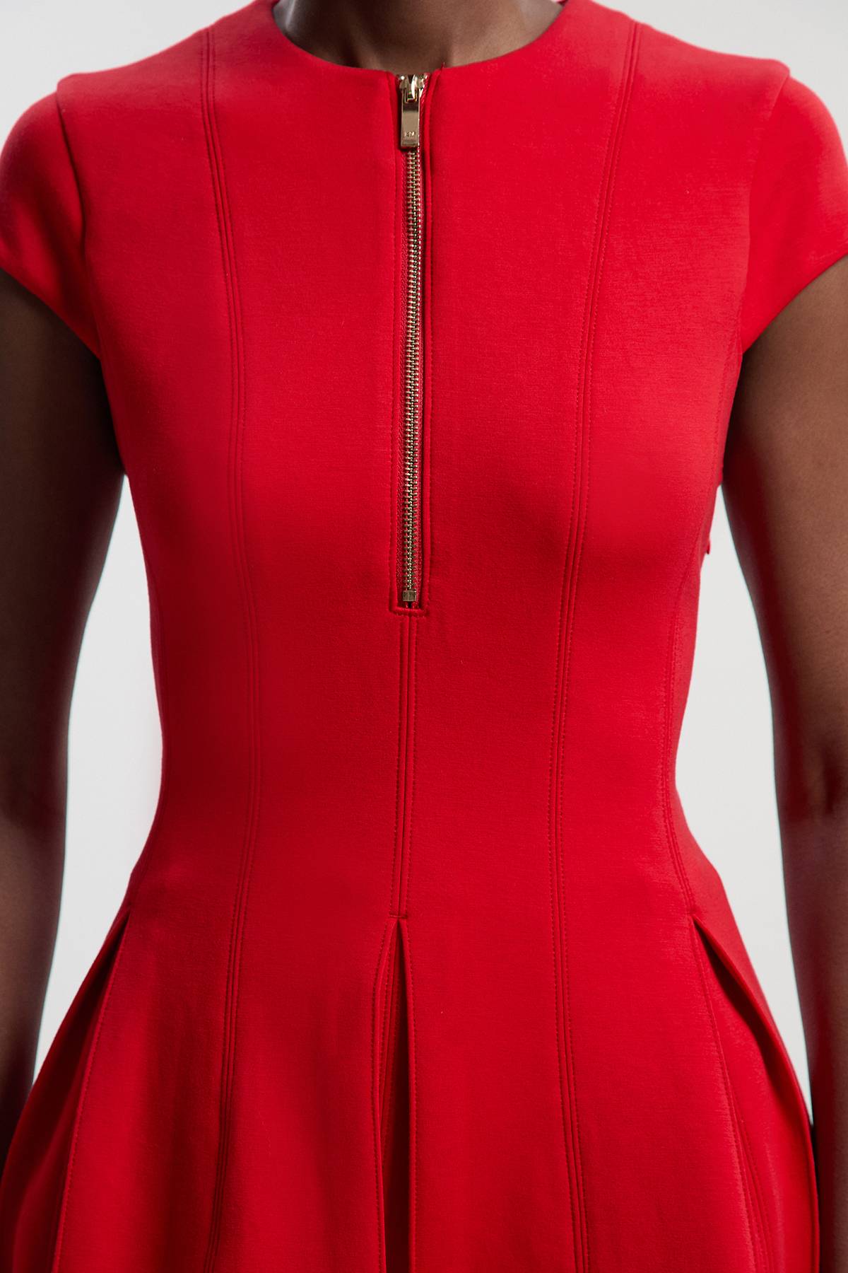 KarenMillen Robe Mini à Manches Courtes Plissée avec Détail Zip en Néoprène
