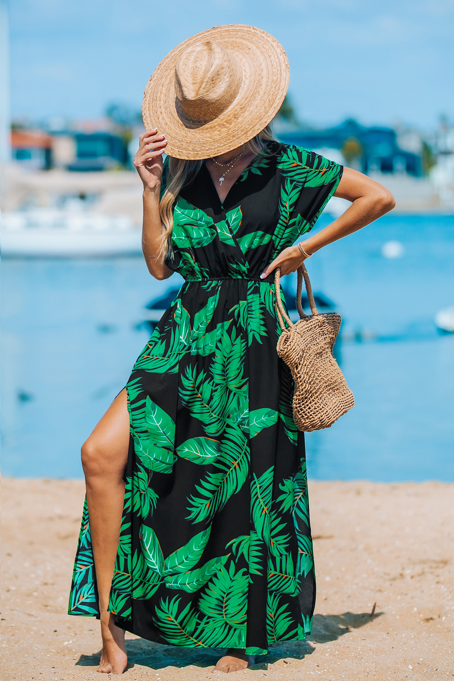 Robe maxi à manches courtes et fendues avec feuilles tropicales