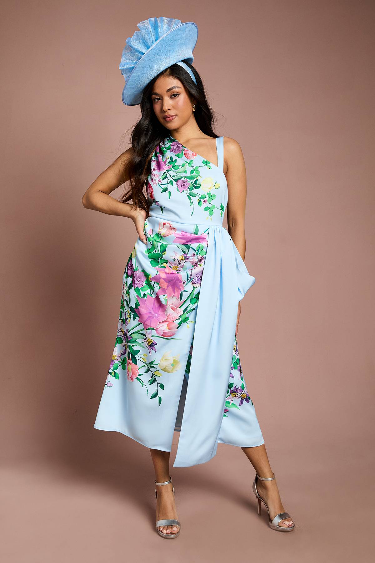Coast Robe Midi Petite Lisa À Imprimé Floral Placé Satin Tan Avec Nœud Décoratif