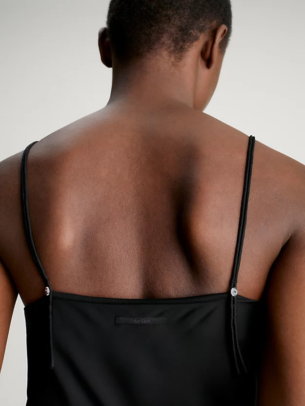 Vestido midi de alças com modelagem solta