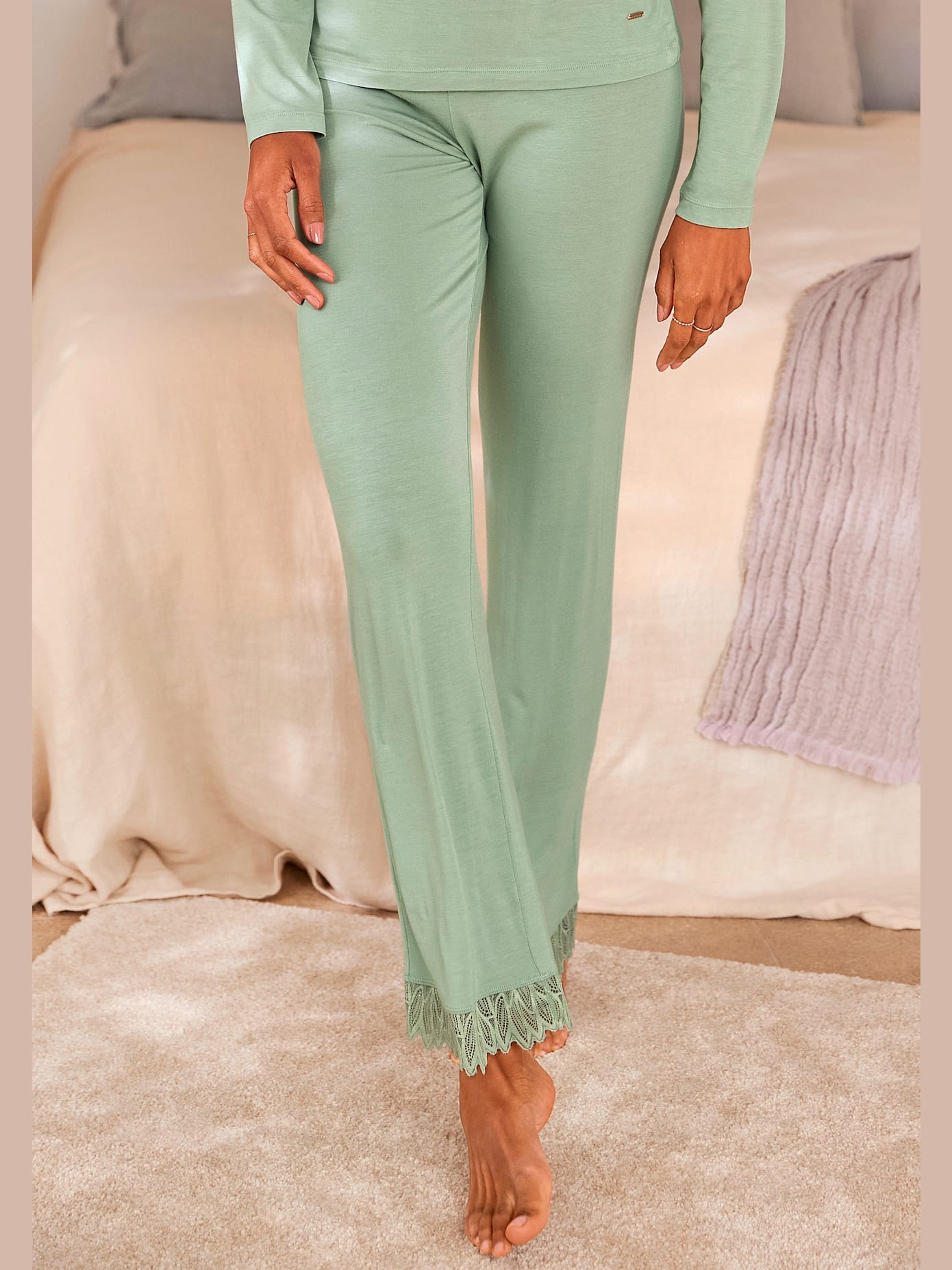 Pantalon de nuit pantalon long avec détails en dentelle