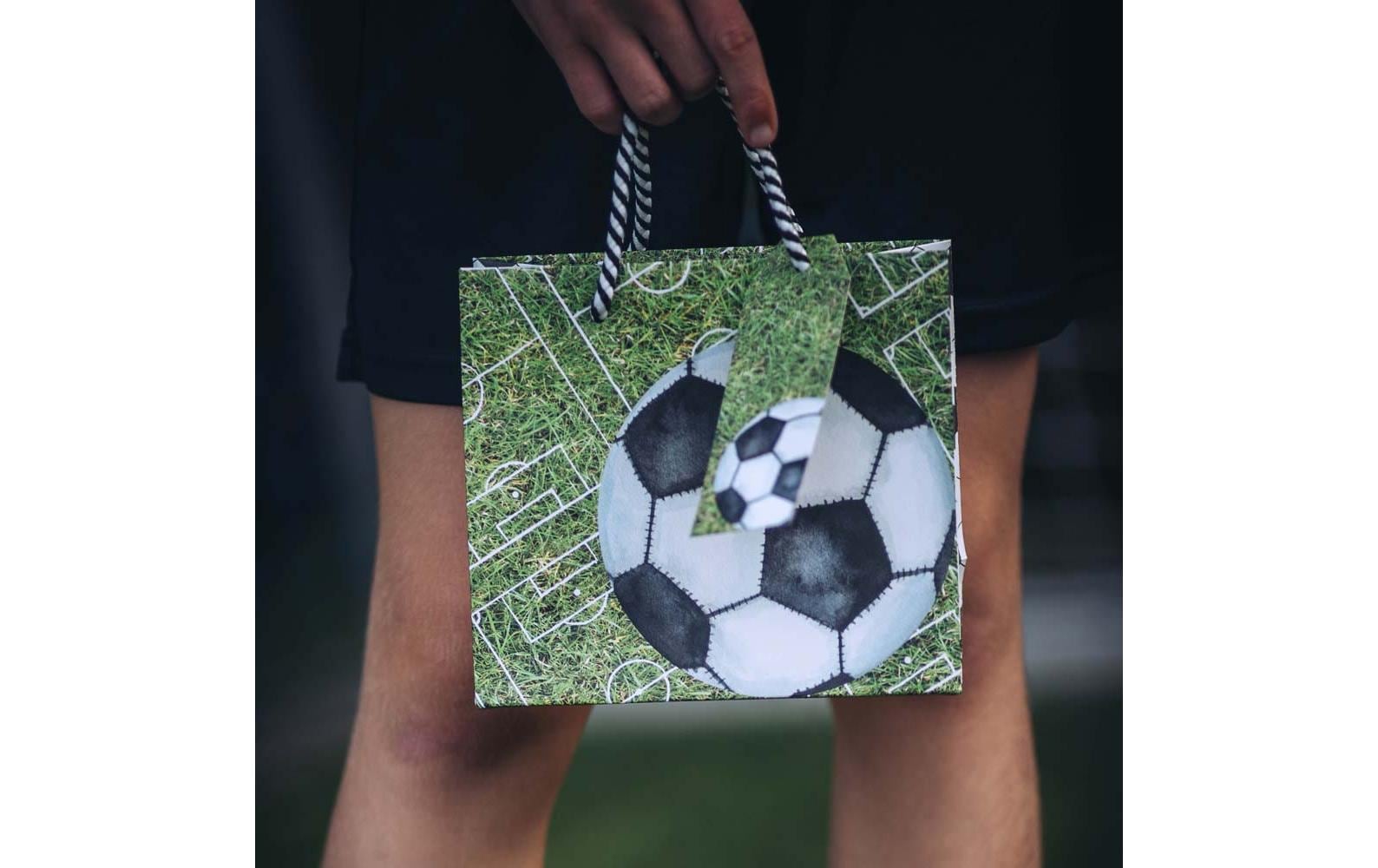 Geschenktasche Fussball 3 Stück, Grün/Schwarz/WeissGeschenktüte mit Trageriemen