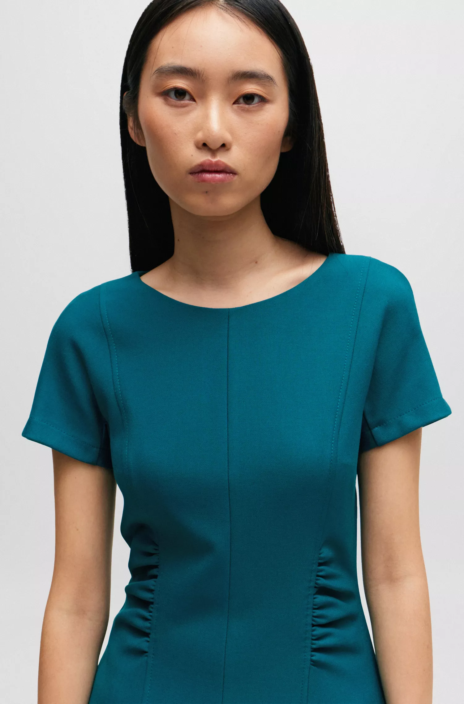 Vestido preto de negócios BOSS com fenda frontal e detalhes franzidos.