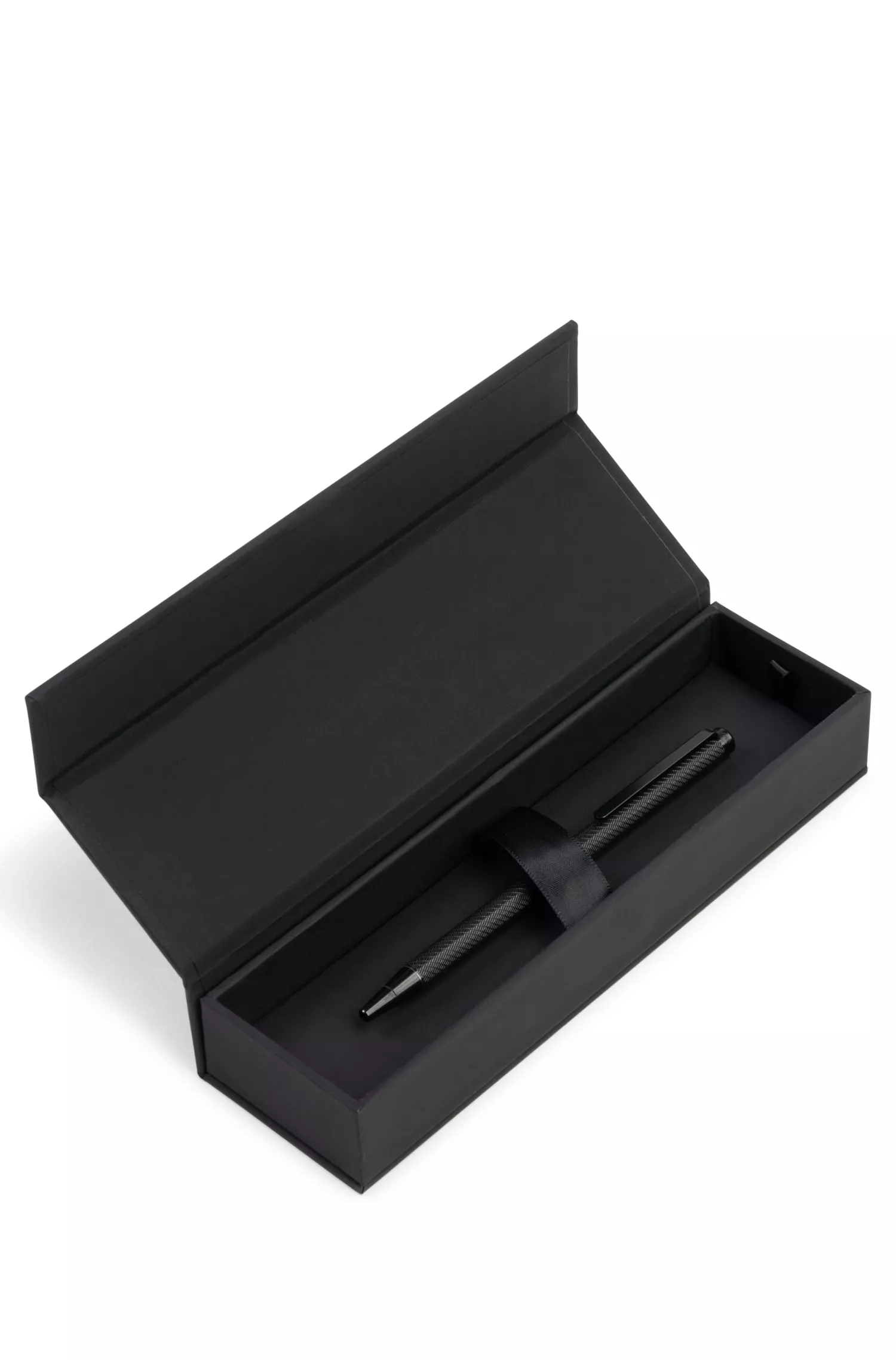 Caneta esferográfica BOSS preta com padrão gravado.