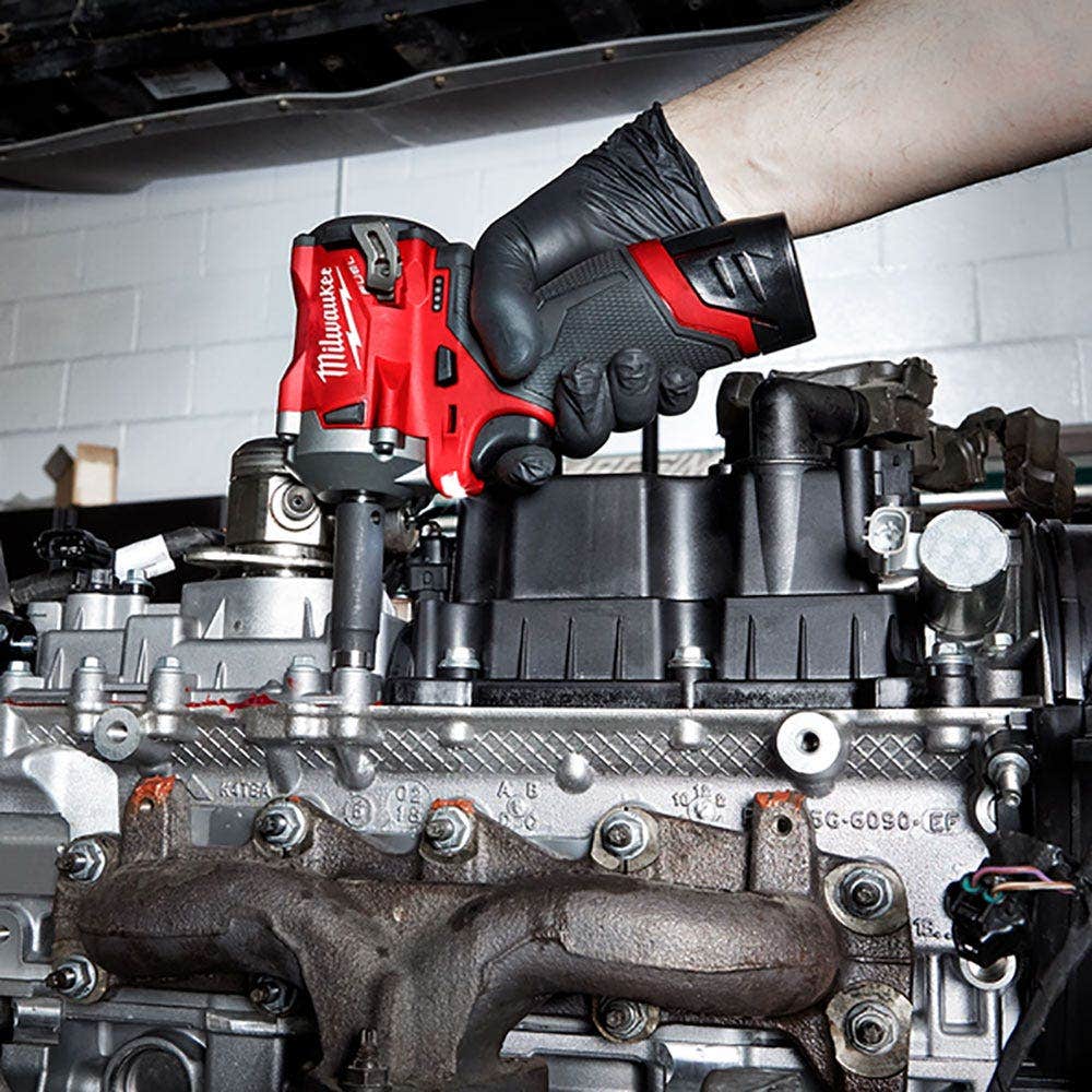 Kit de chave de impacto curta Milwaukee 12V FUEL™ 2 x 2,0Ah 3/8
