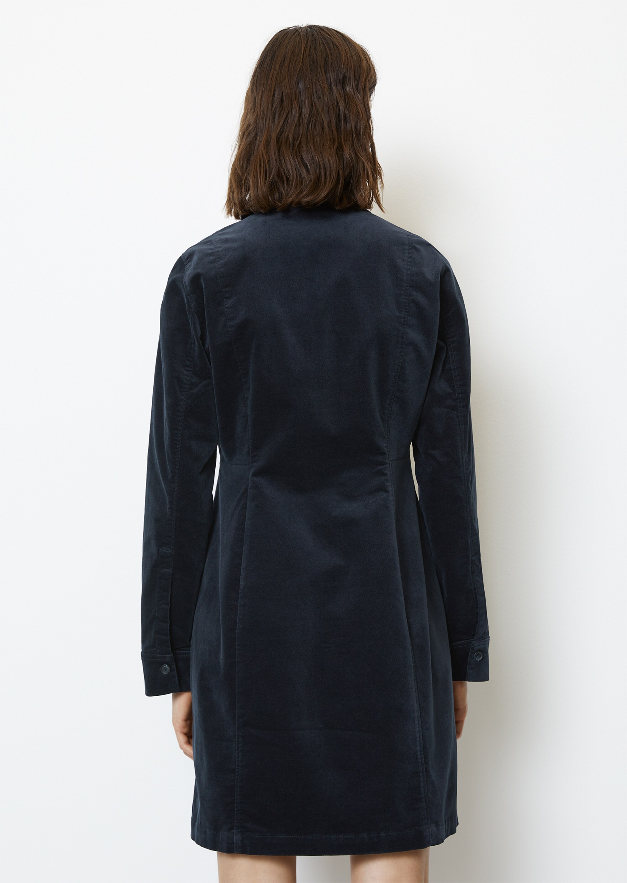 Kurzes Hemdblusenkleid straightaus stretchigem Samt