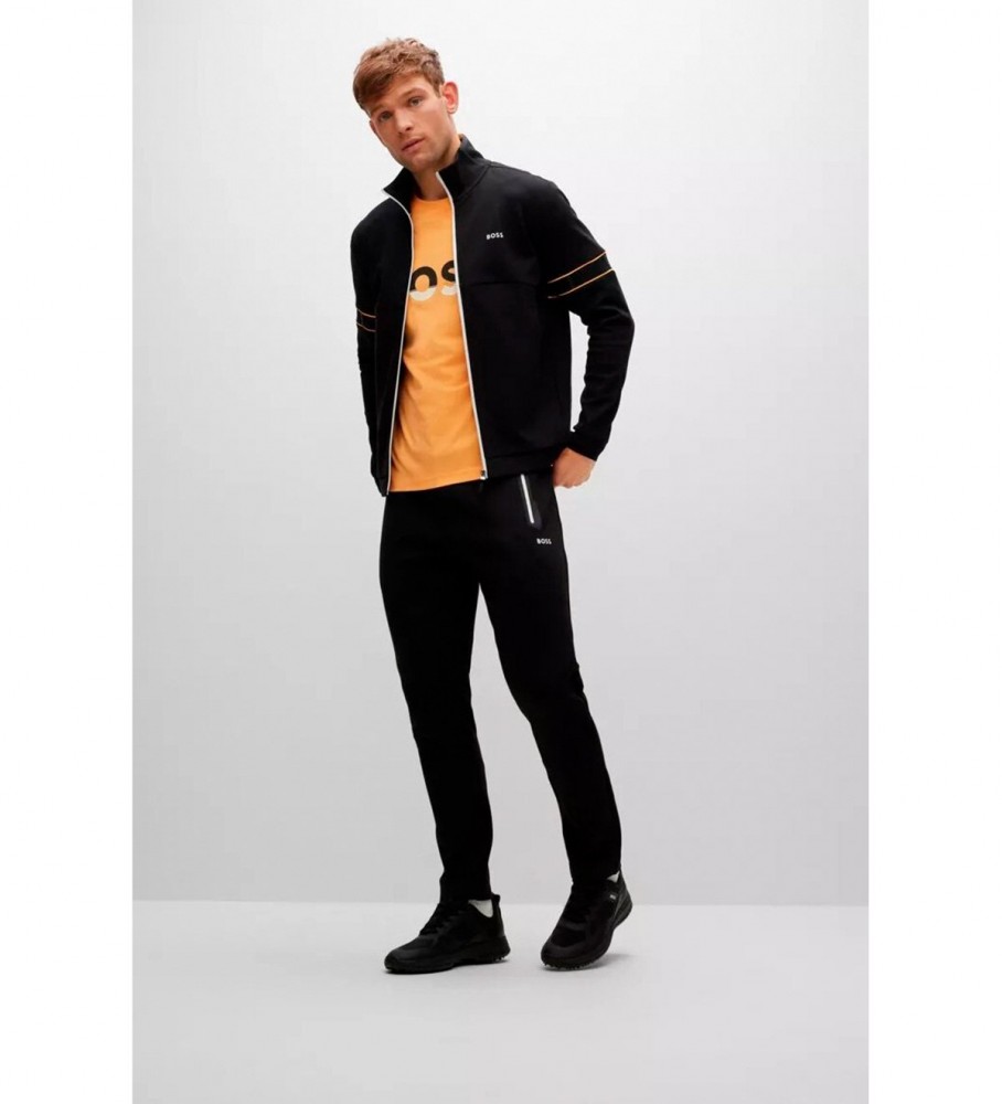 Camiseta com o logo laranja da BOSS