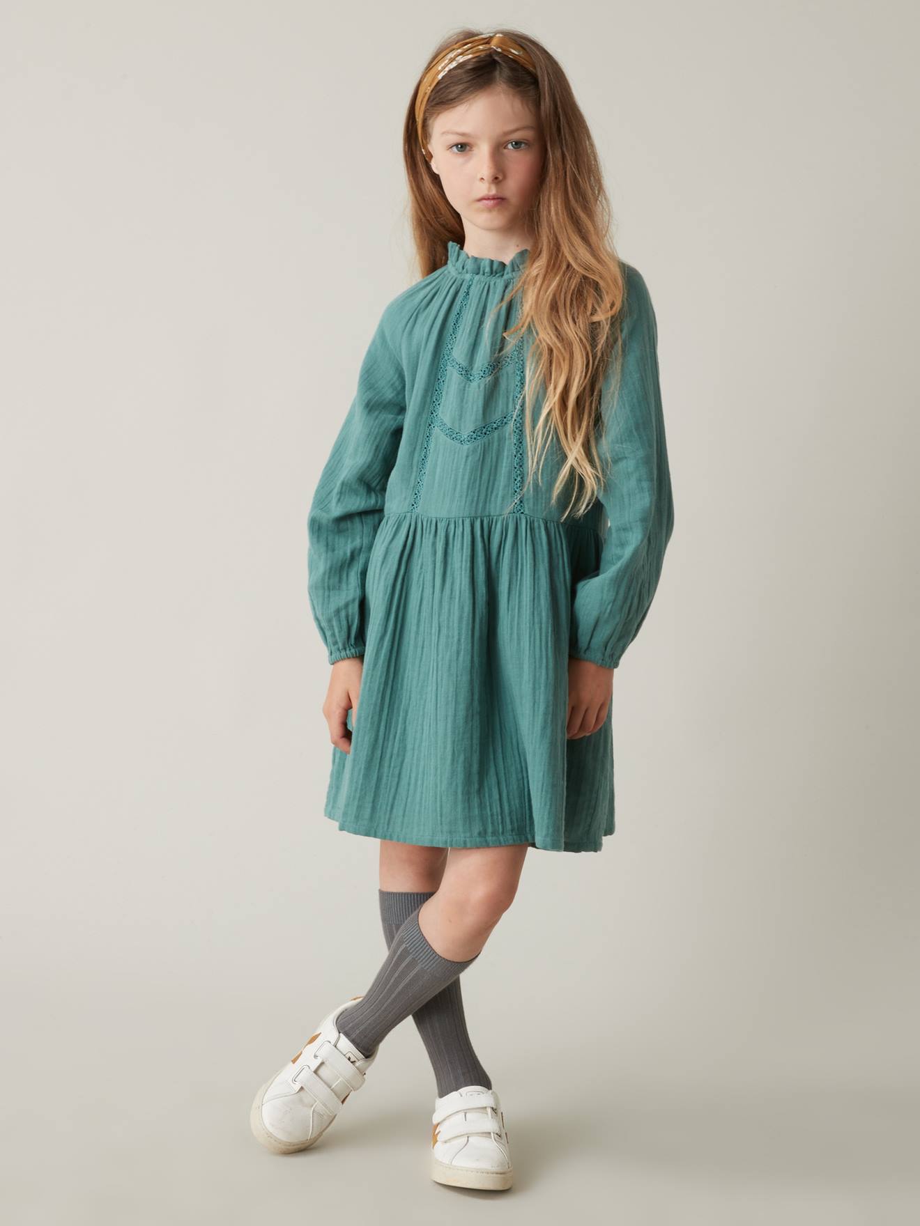 Vestido infantil CYRILLUS em chiffon de algodão com gola alta, verde salgueiro.