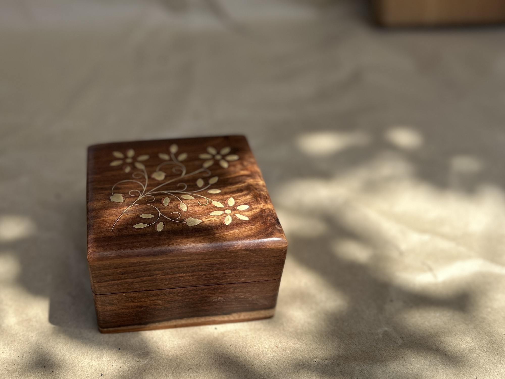 Holz-Schatulle mit Messingintarsien, braun, gold, B 10 cm, L 10 cm, H 6 cm von fischer's lagerhaus