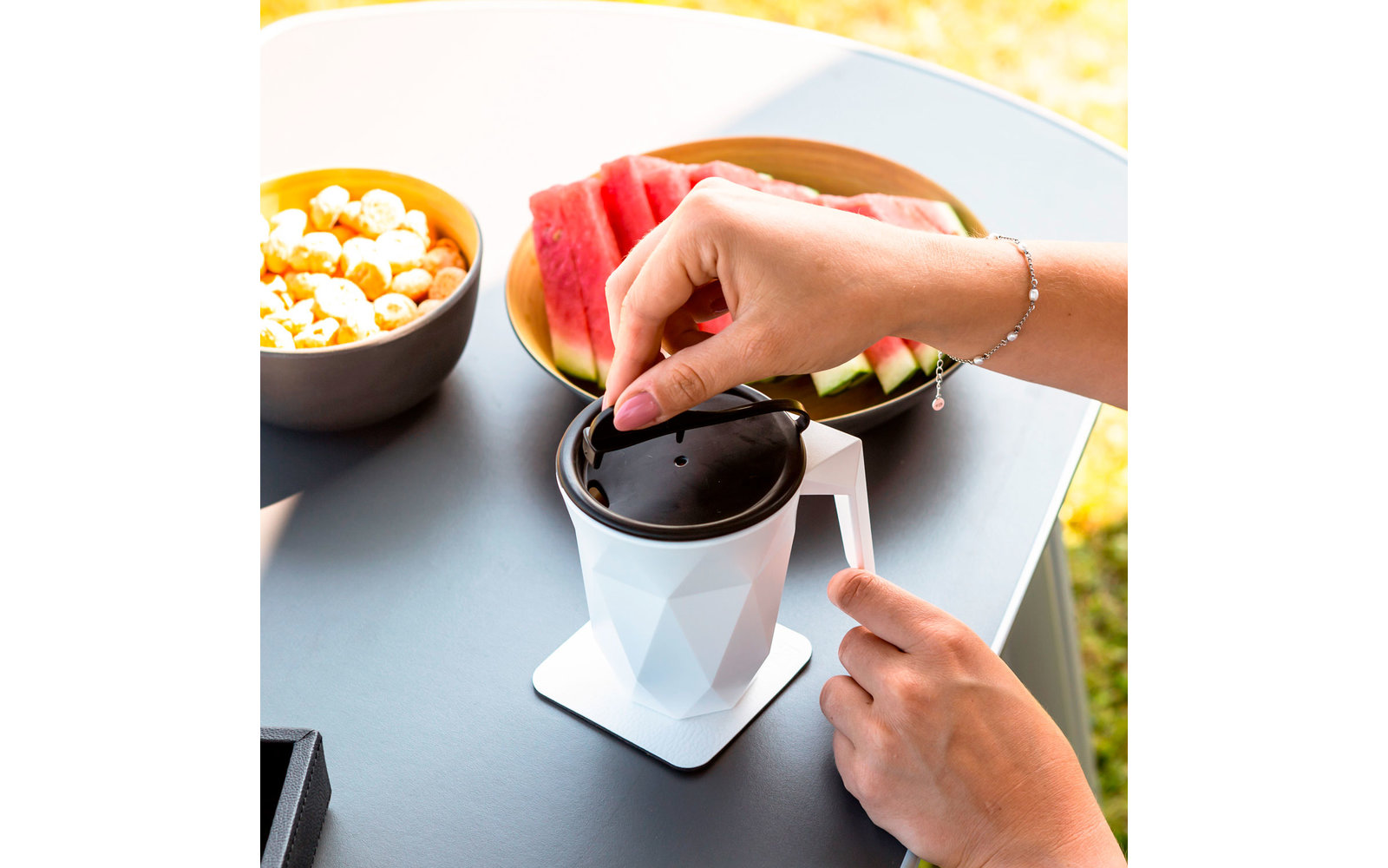 silwy® Magnet-Coffeecup Tasse mit Deckel inkl. Metall Nano Gel Pad (300 ml)