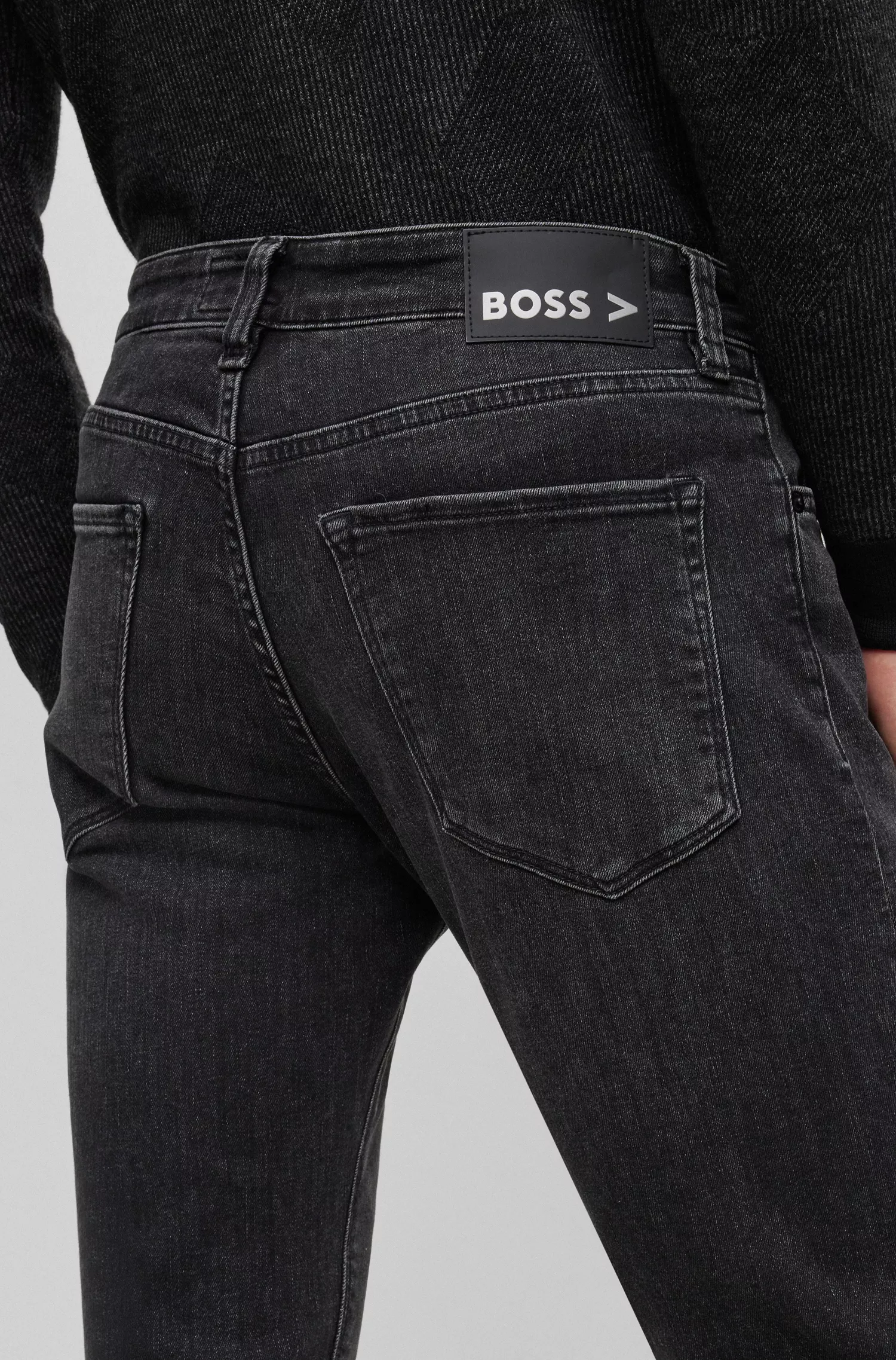 Calça jeans BOSS preta, corte regular, em denim Coolmax® preto.