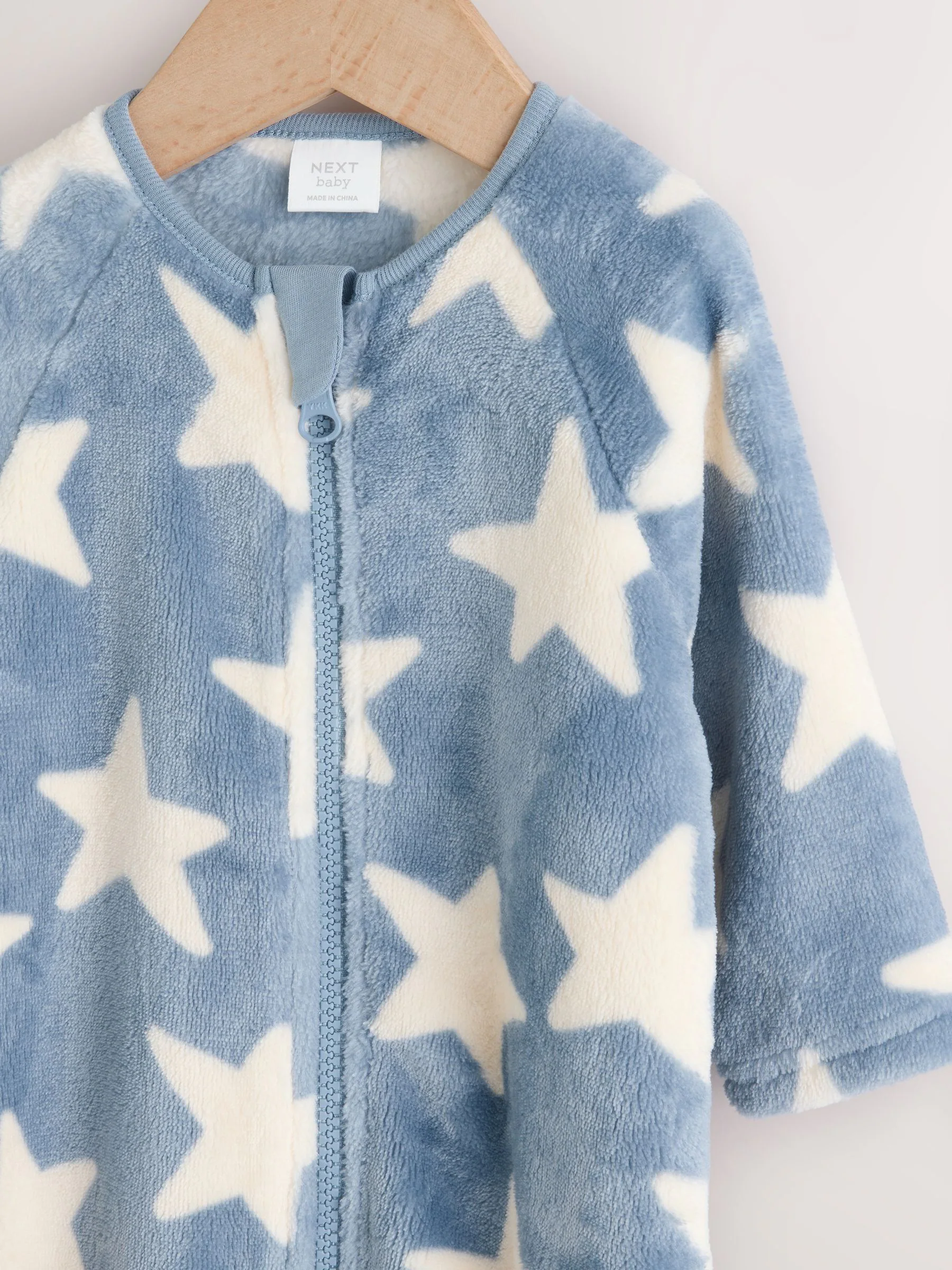Blauw met sterrenprint - Fleece babypyjama