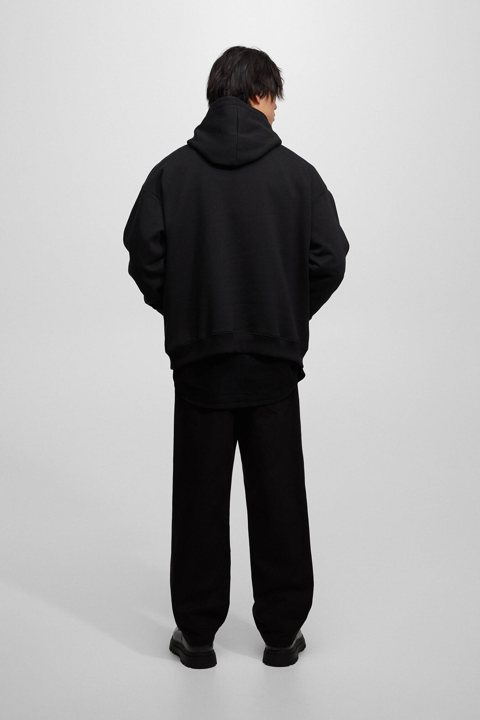 MOLETOM COM CAPUZ BORDADO PARIS - PRETO