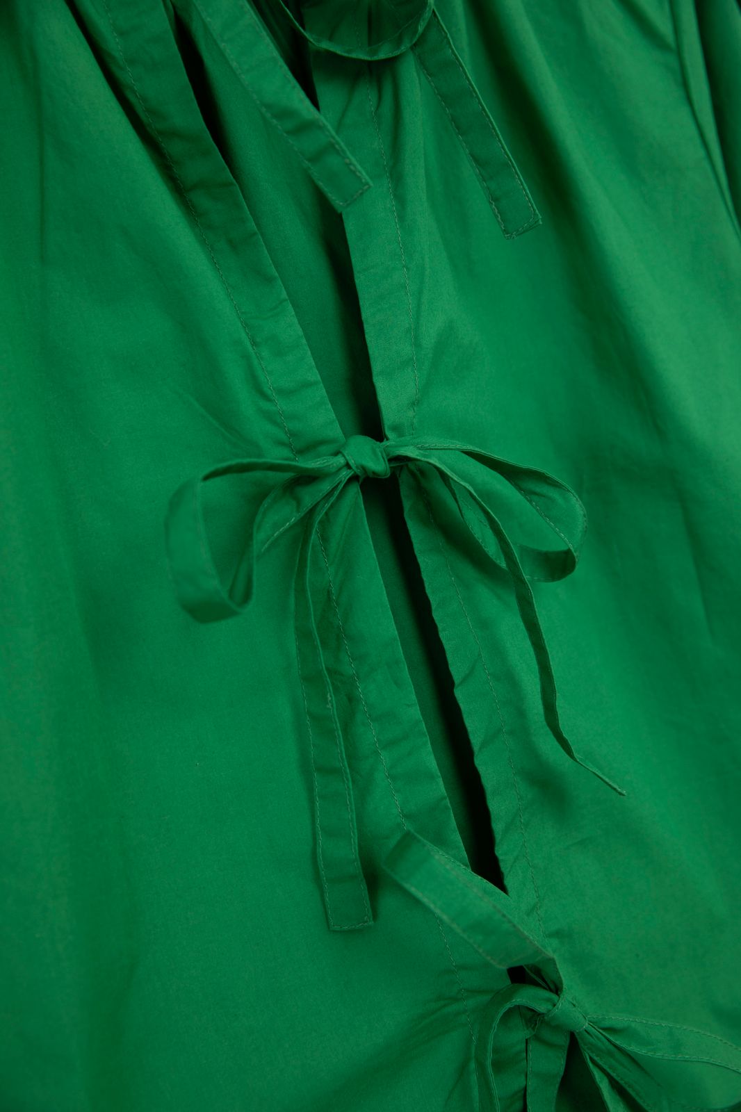 Groene top met strikdetails