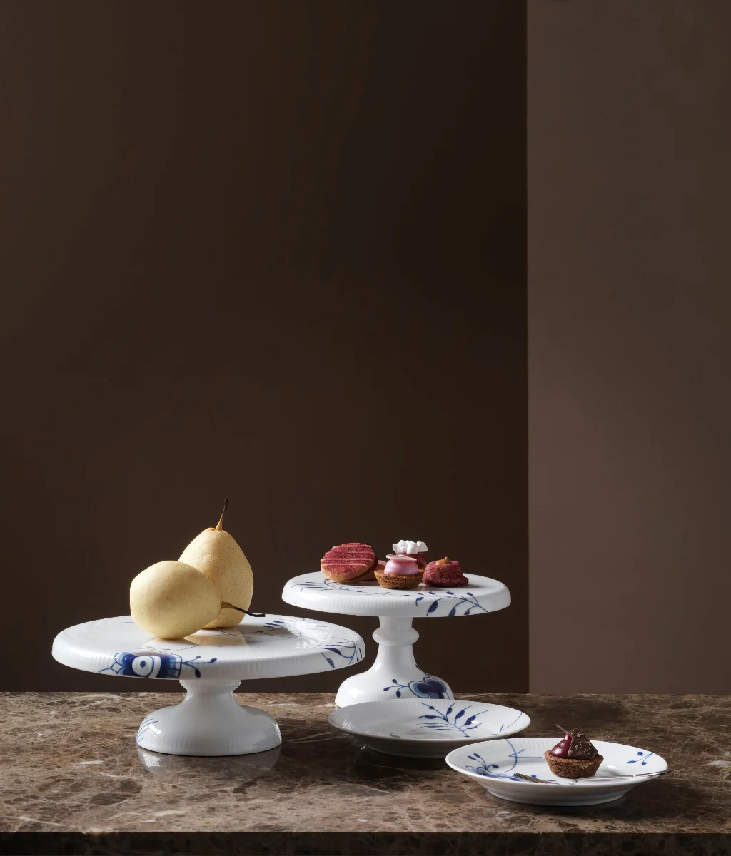 Royal Copenhagen  Blå Mega riflet fad på fod - 23 cm.