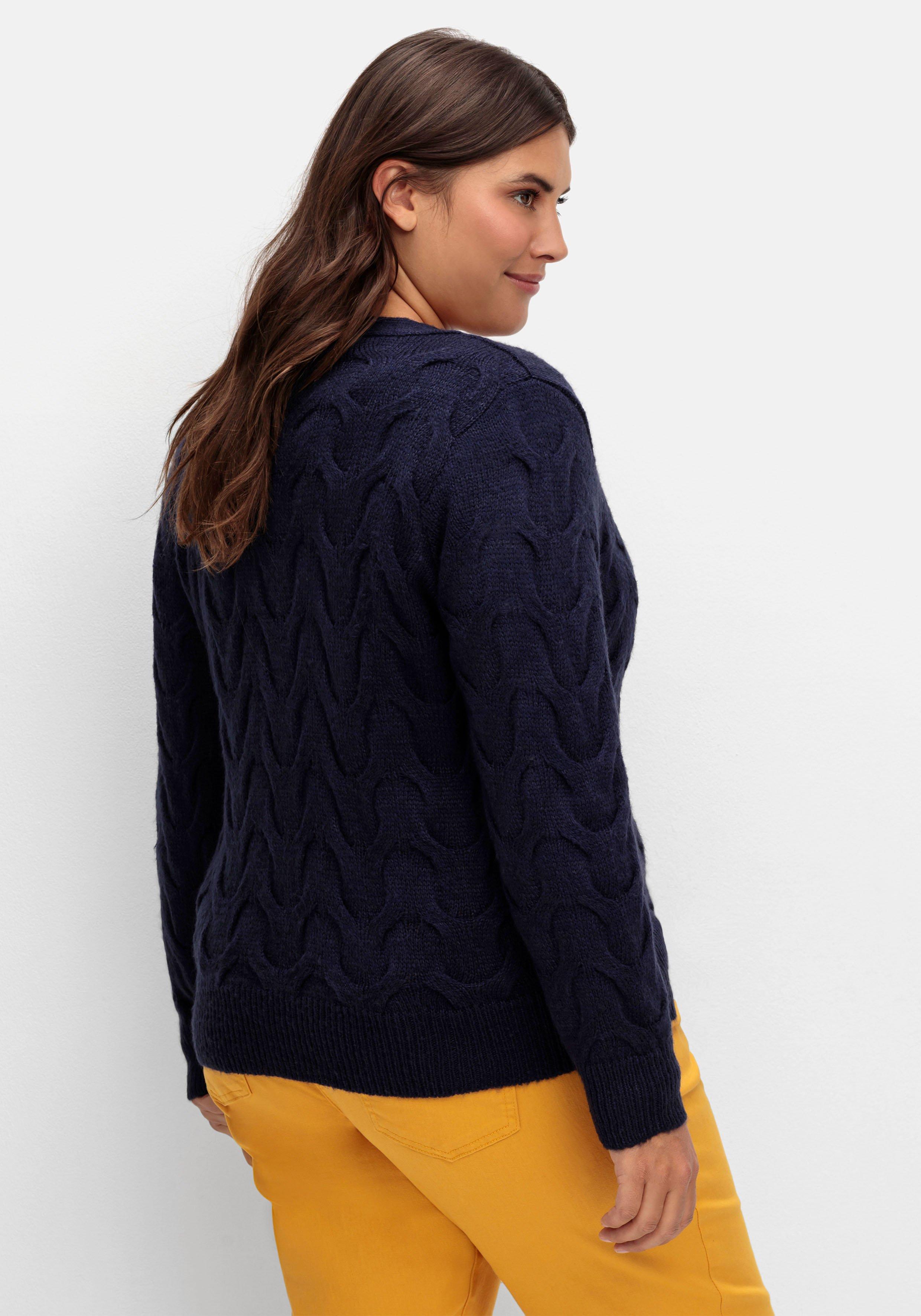 Kurze Strickjacke im Zopfmuster, mit Schmuckknöpfen