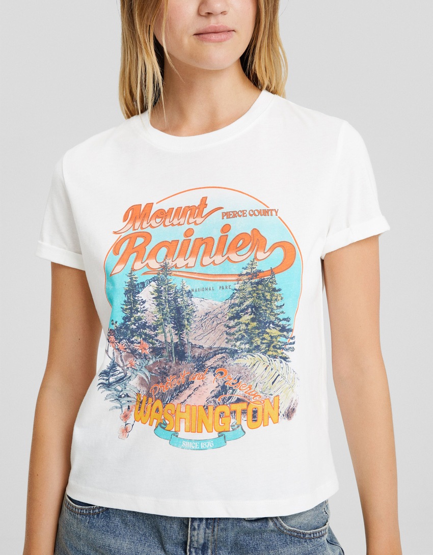 Camiseta de manga curta com estampa e modelagem ajustada