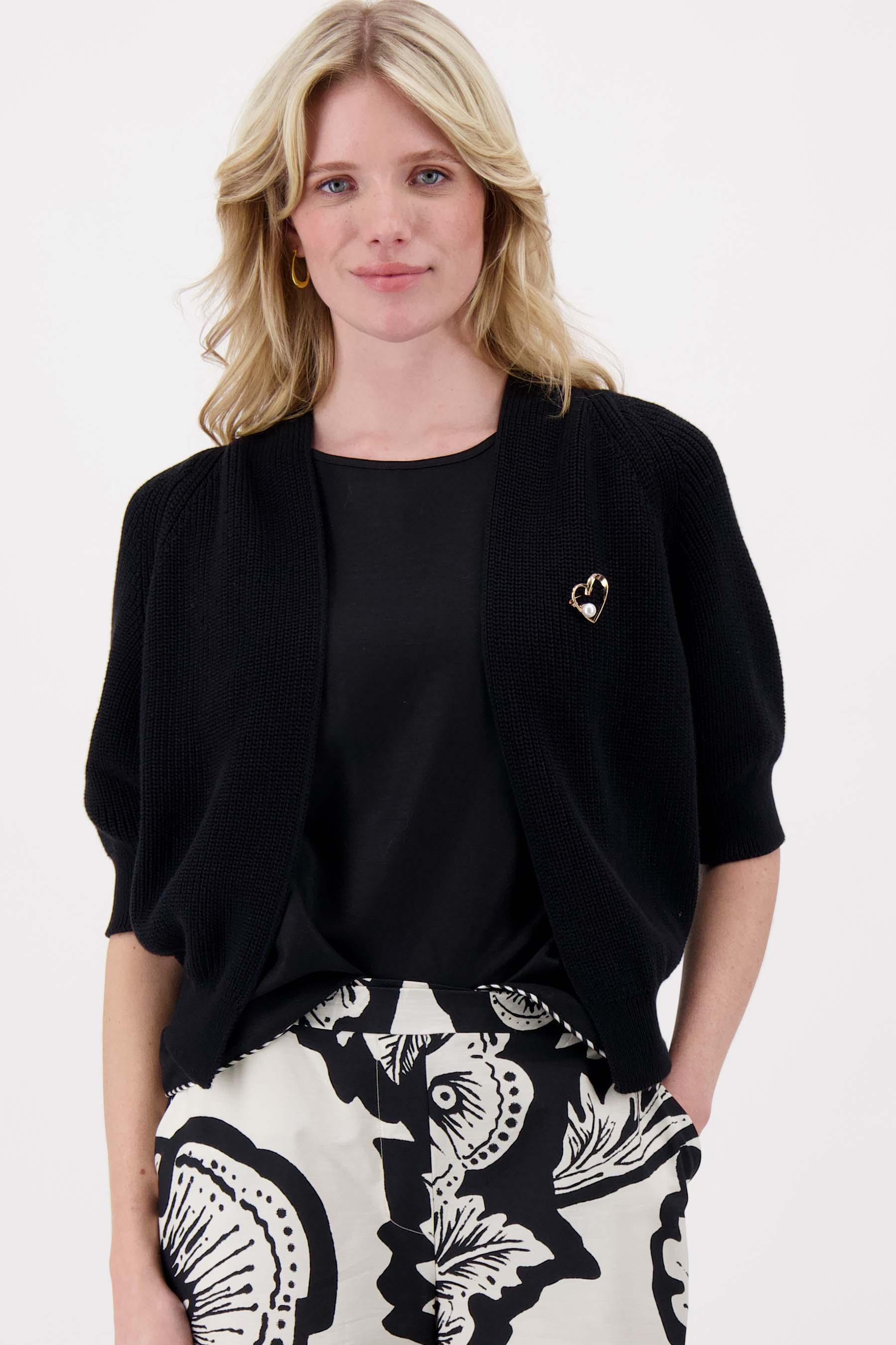 vest met vleermuis mouwen met broche