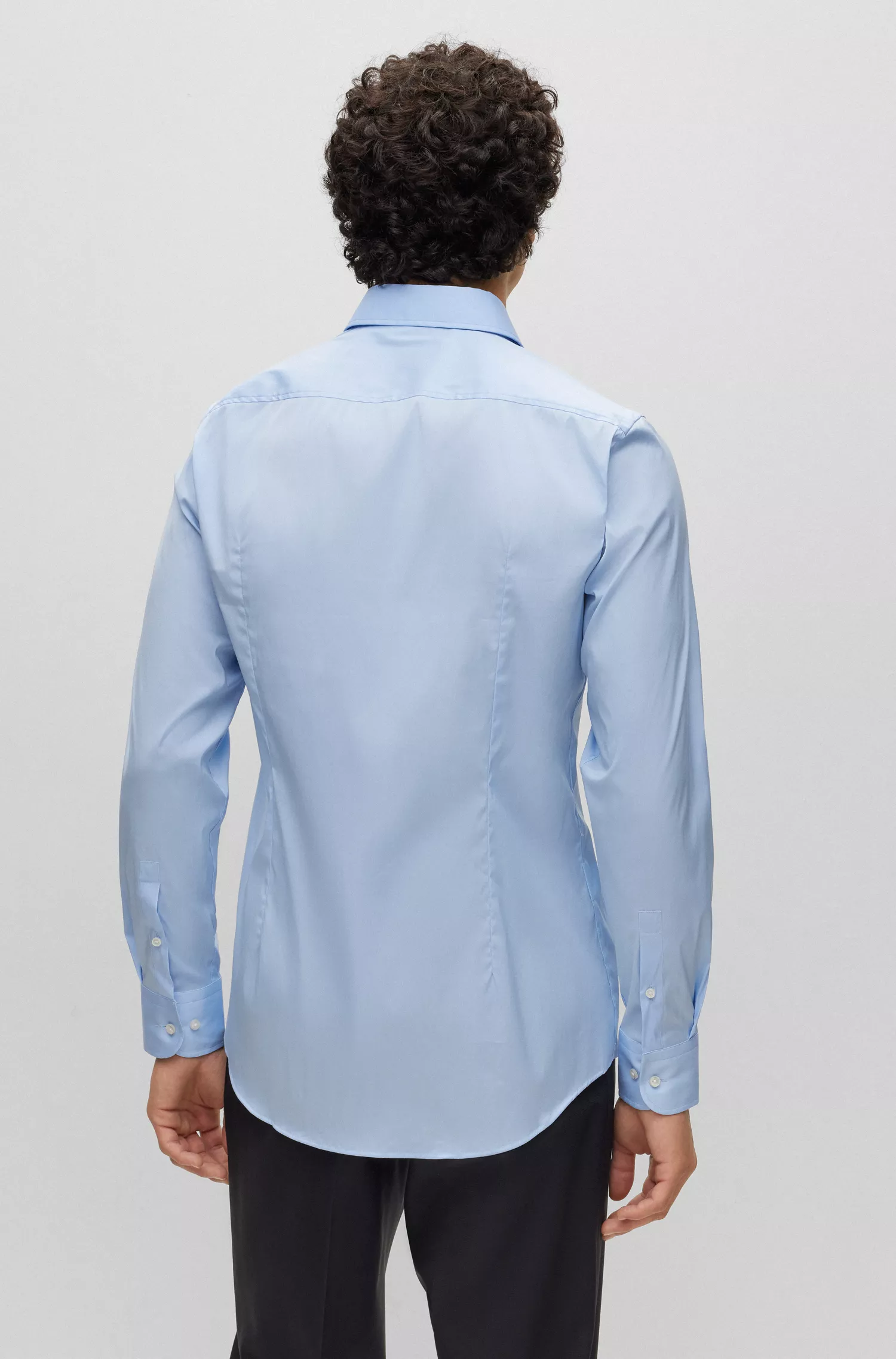 Camisa BOSS preta de corte slim, confeccionada em popeline de algodão misto de fácil de passar.