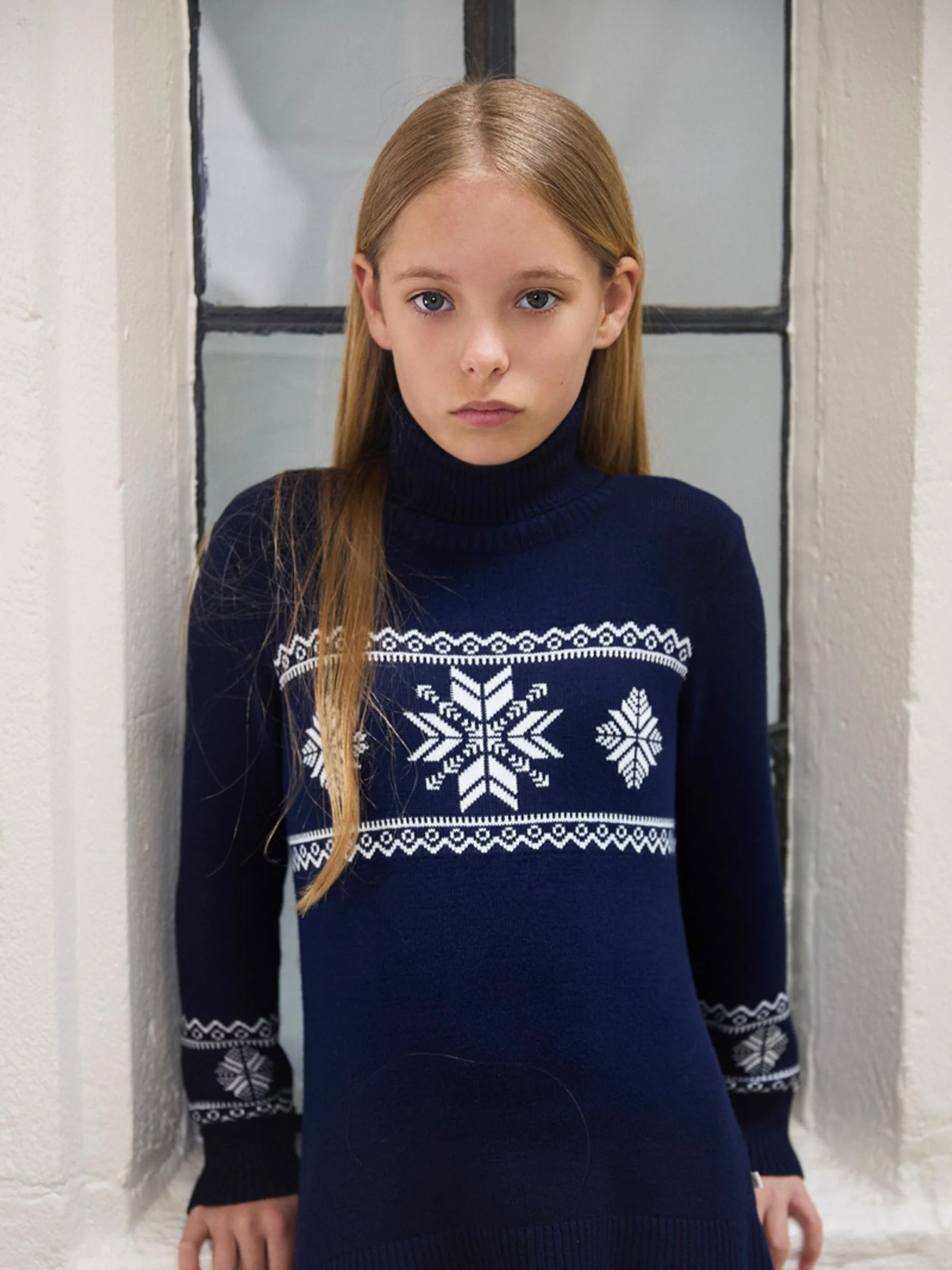 The Little Tailor Nauwsluitende kindertrui in blauw met sneeuwvlokken
