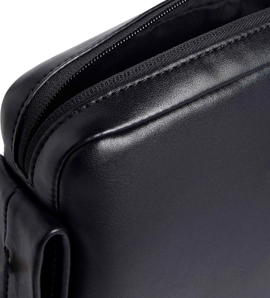 Bolsa de ombro Calvin Klein Jeans Block Camera, preta
