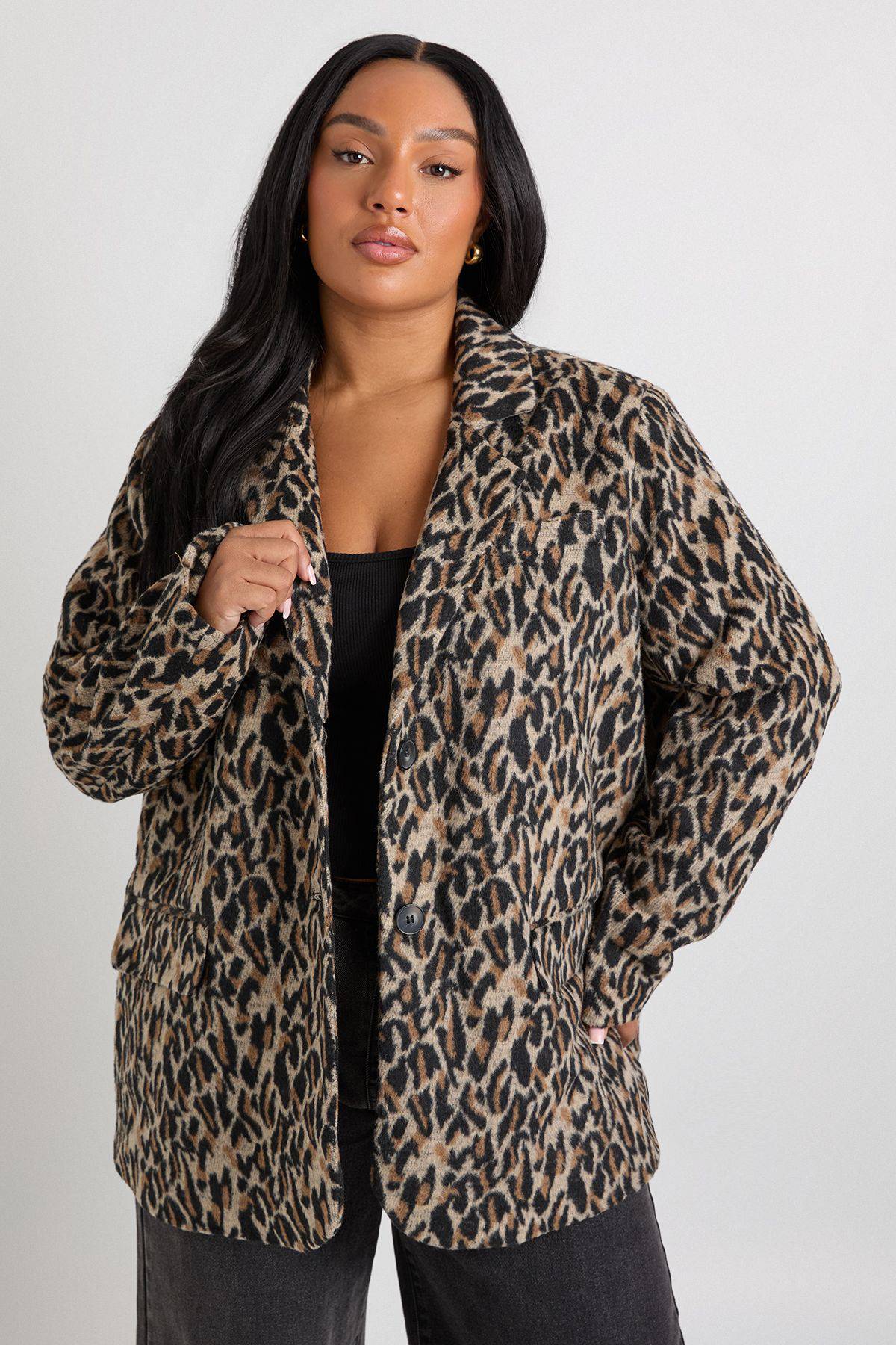 boohoo Plus Blazer à motif léopard avec détails d'épaulettes look laine
